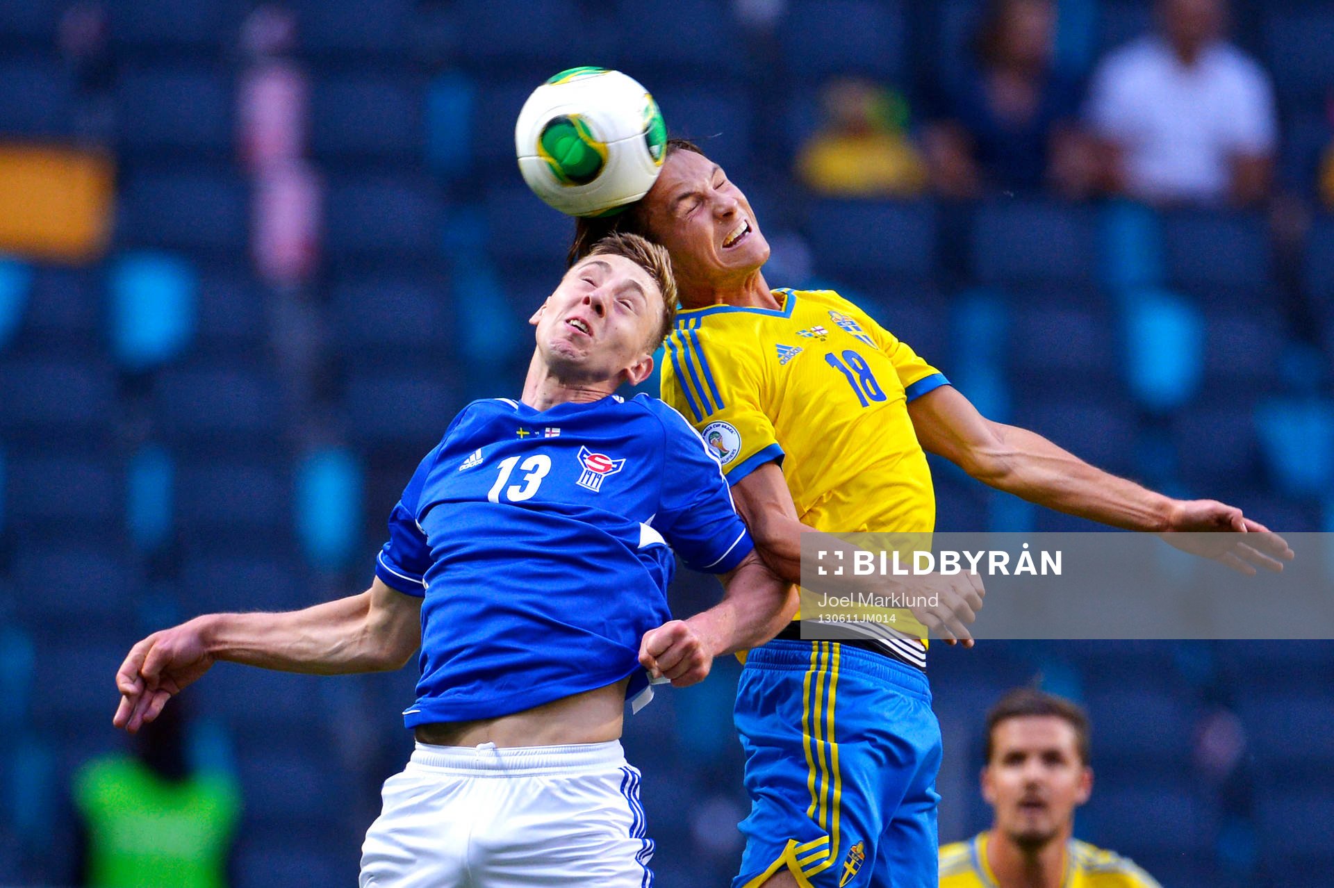 Sveriges Albin Ekdal i nickduell med Färöarnas Pol Johannus Justinusse i matchen mellan Sverige och Färöarna i VM-kvalet i fotboll 11 juni 2013 i Stockholm.