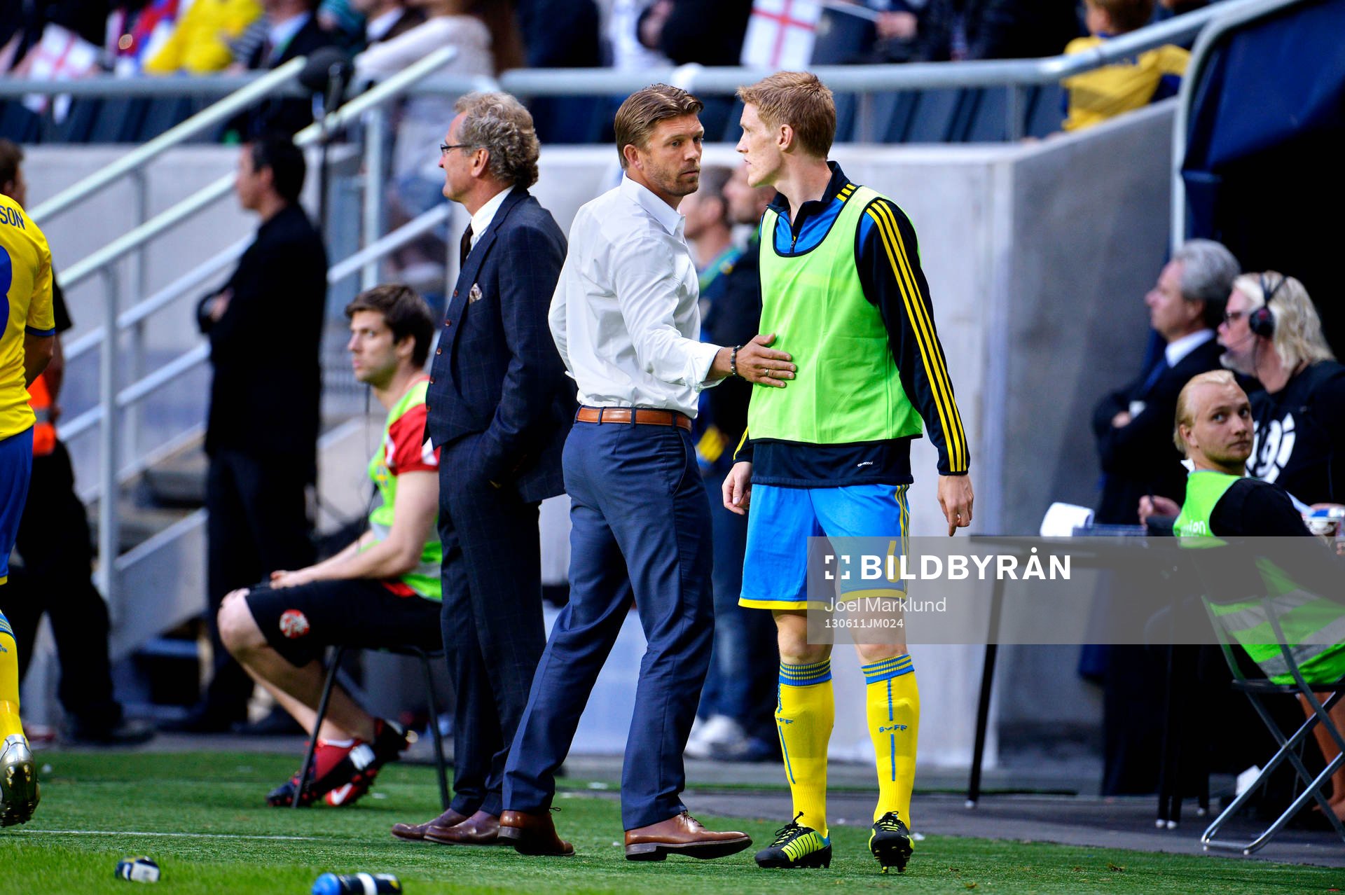 Sveriges players manager Marcus Allbäck tar Rasmus Elm på