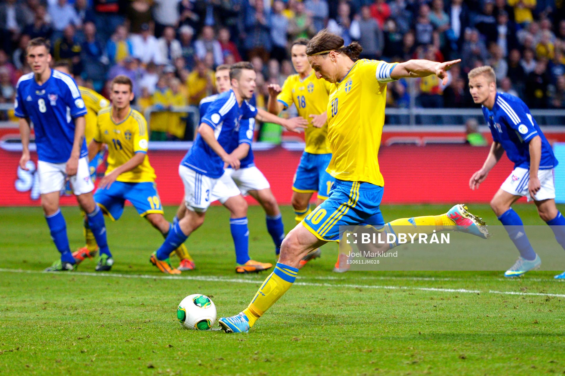 Sveriges Zlatan Ibrahimovic skjuter