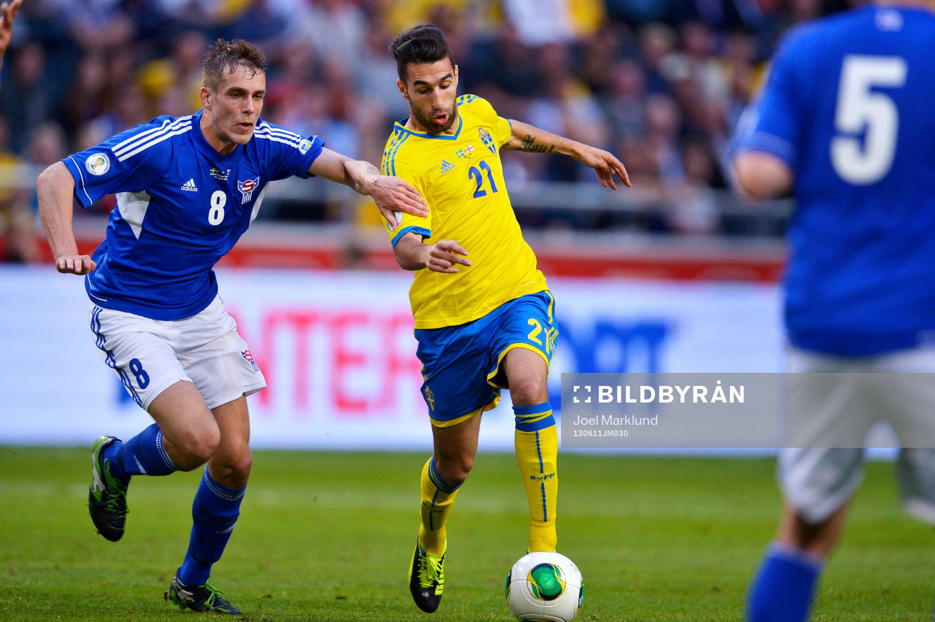 Sveriges Jimmy Durmaz jagas av Färöarnas Heini Vatnsdal i