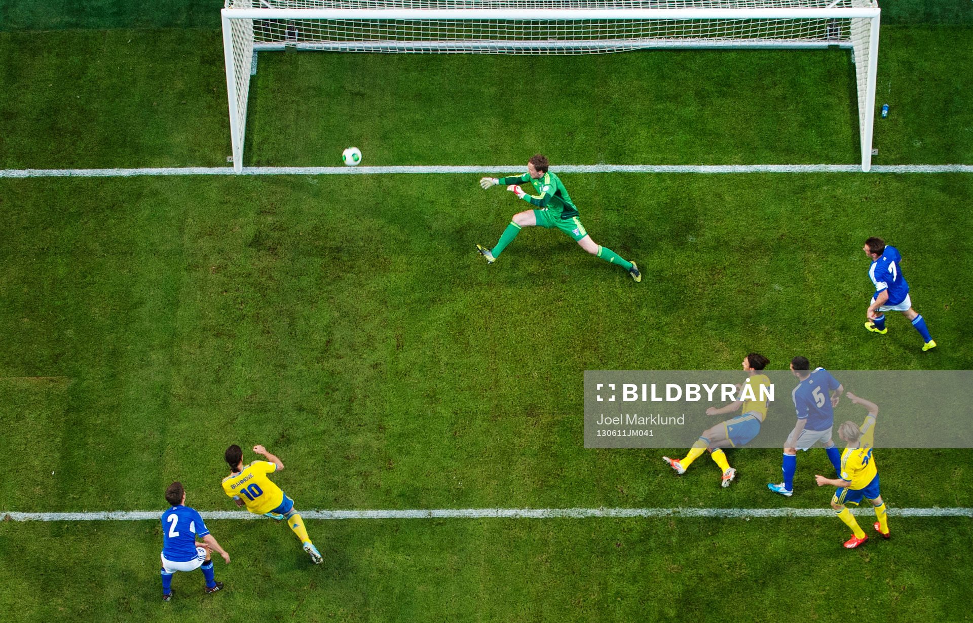 Sveriges Zlatan Ibrahimovic skjuter in 1-0 bakom