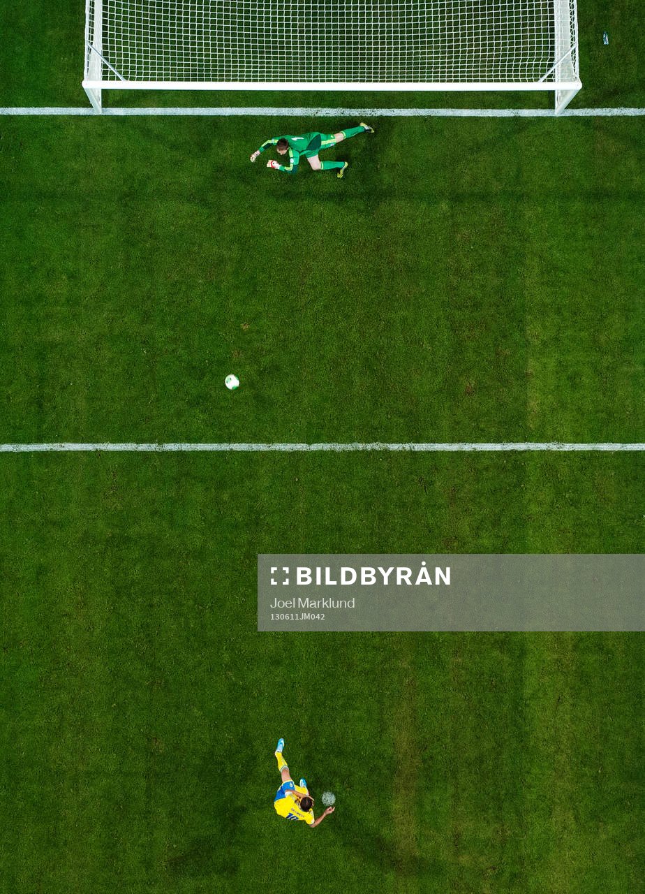 Sveriges Zlatan Ibrahimovic skjuter in 2-0 på straff bakom Färöarnas målvakt Gunnar Nielsen i matchen mellan Sverige och Färöarna i VM-kvalet i fotboll 11 juni 2013 i Stockholm.