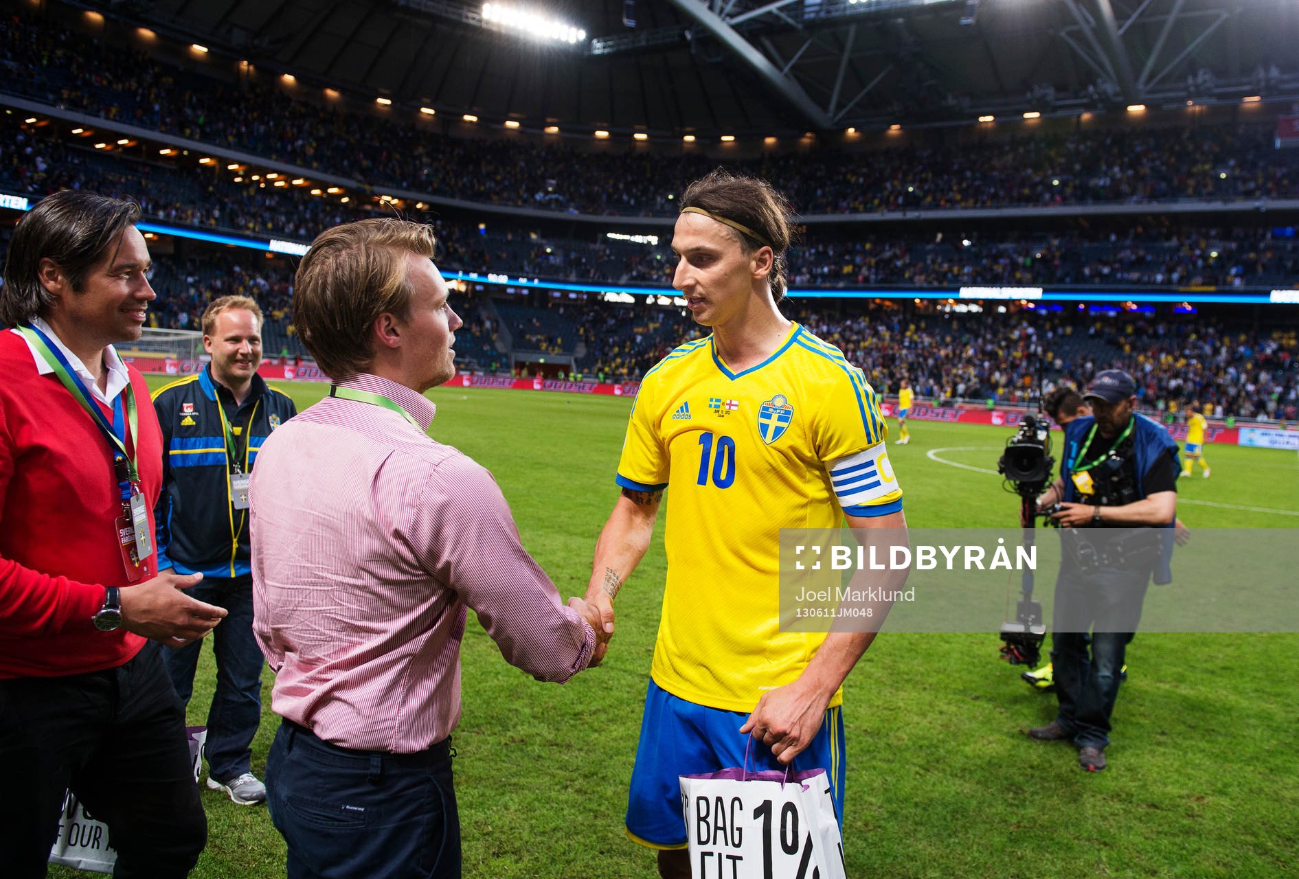 Sveriges Zlatan Ibrahimovic tar emot priset som matchens