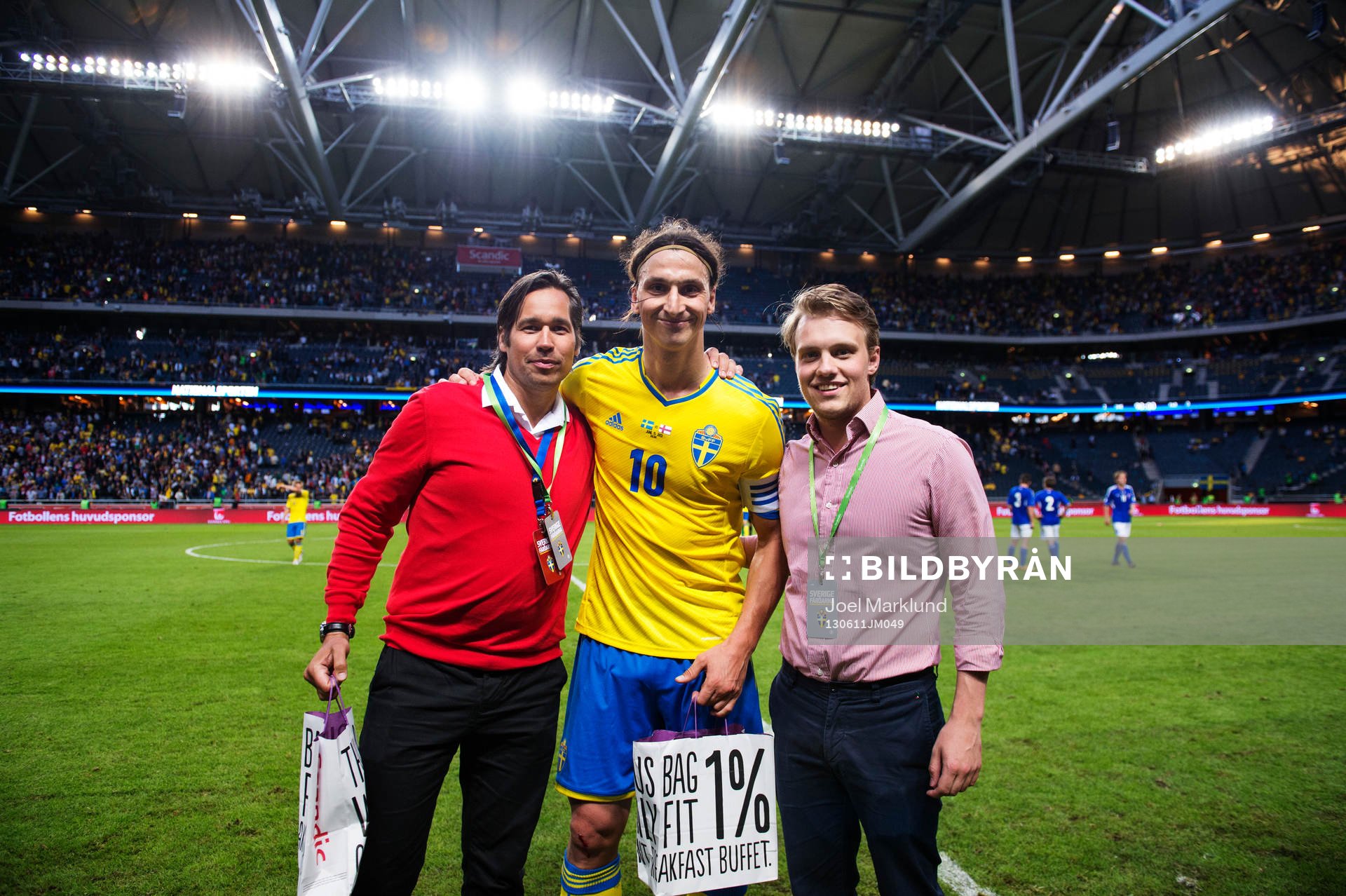 Sveriges Zlatan Ibrahimovic tar emot priset som matchens