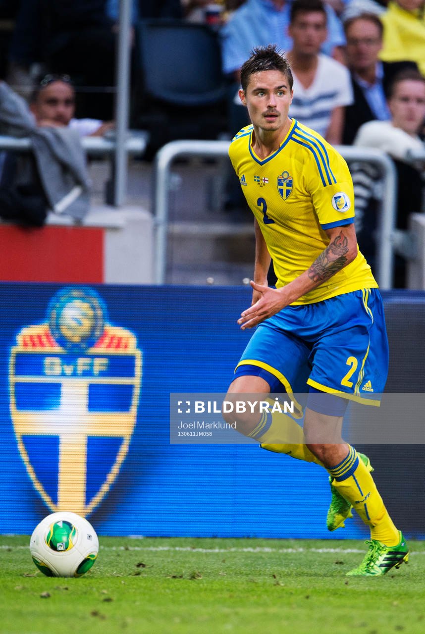 Sveriges Mikael Lustig i matchen mellan Sverige och