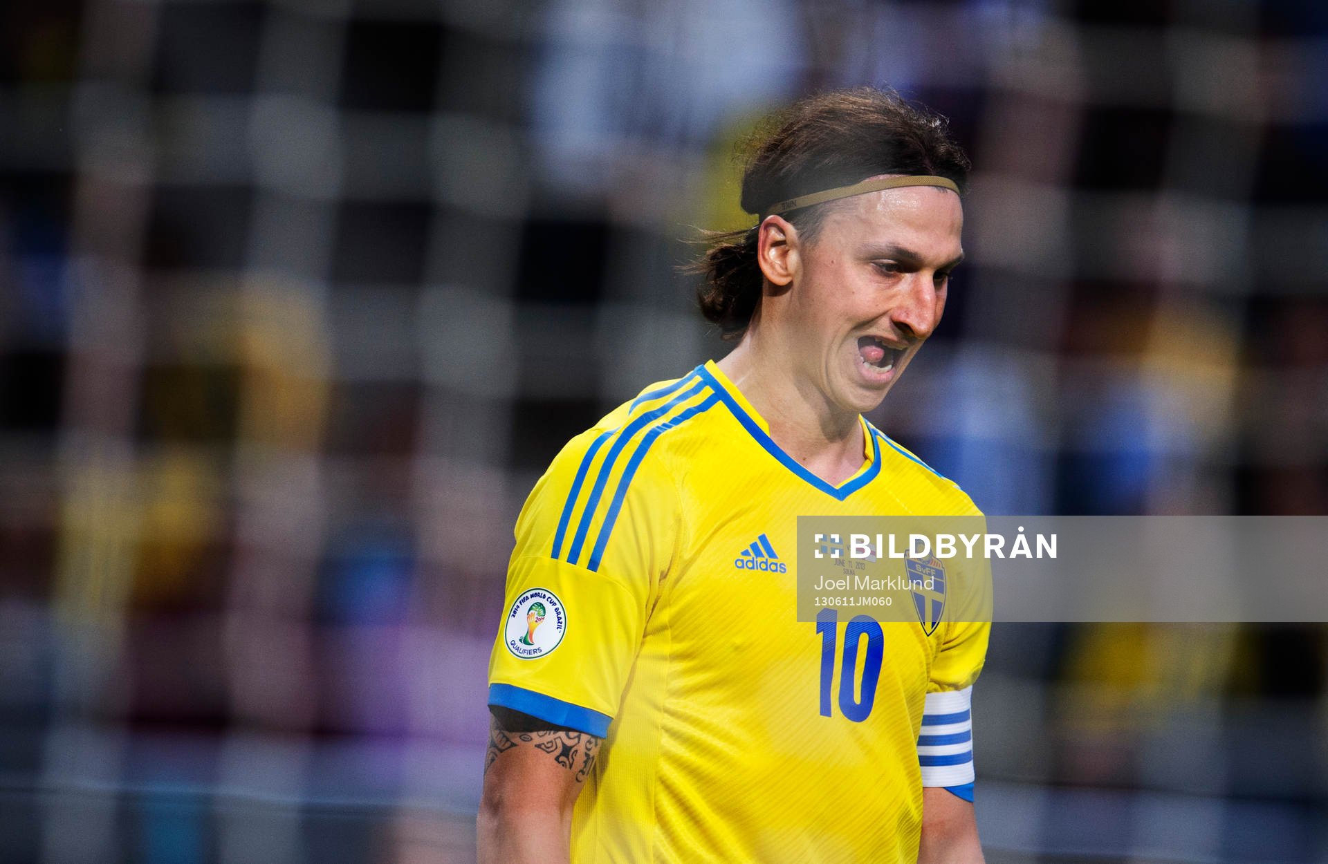 Sveriges Zlatan Ibrahimovic grimaserar i matchen mellan