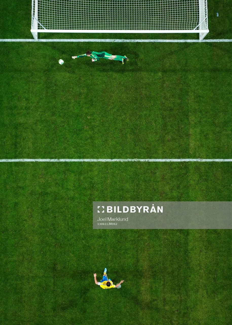 Sveriges Zlatan Ibrahimovic skjuter in 2-0 på straff bakom