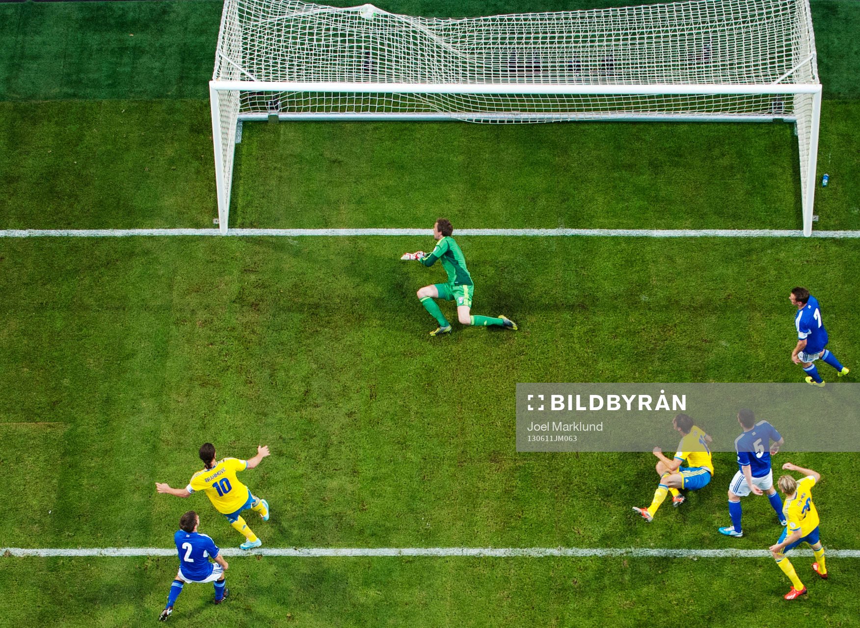 Sveriges Zlatan Ibrahimovic skjuter in 1-0 bakom