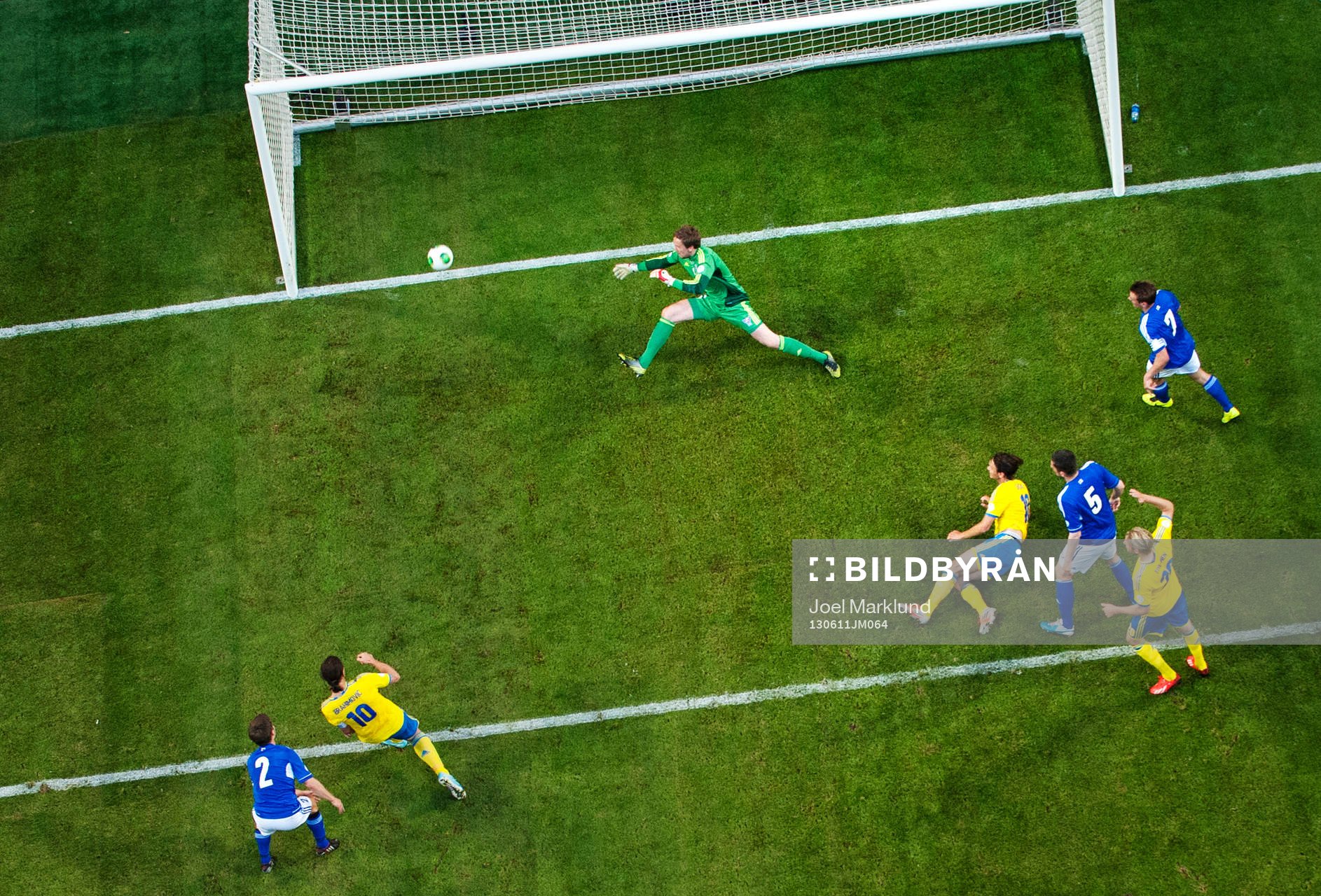 Sveriges Zlatan Ibrahimovic skjuter in 1-0 bakom