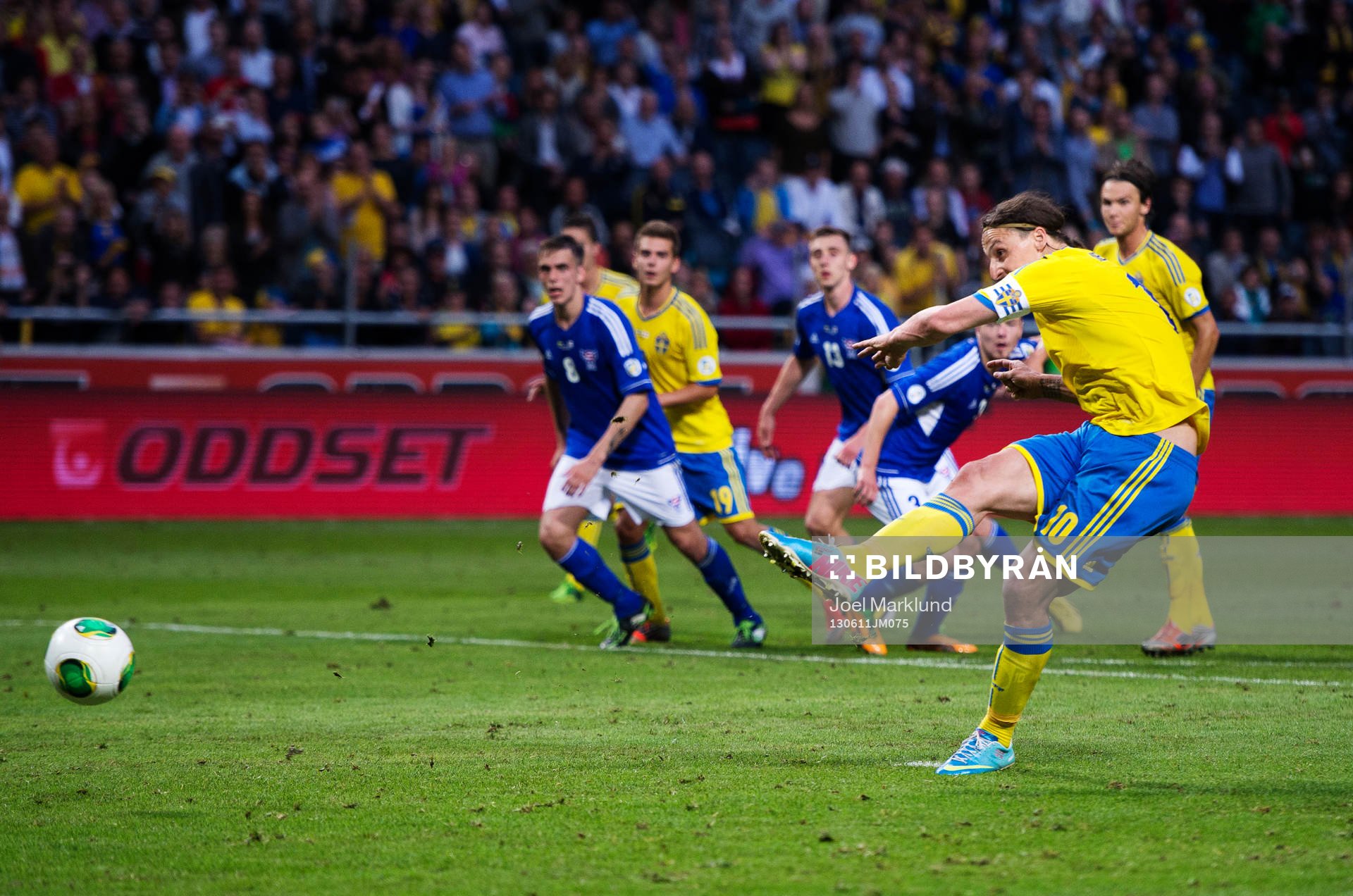Sveriges Zlatan Ibrahimovic skjuter in 2-0 på straff i