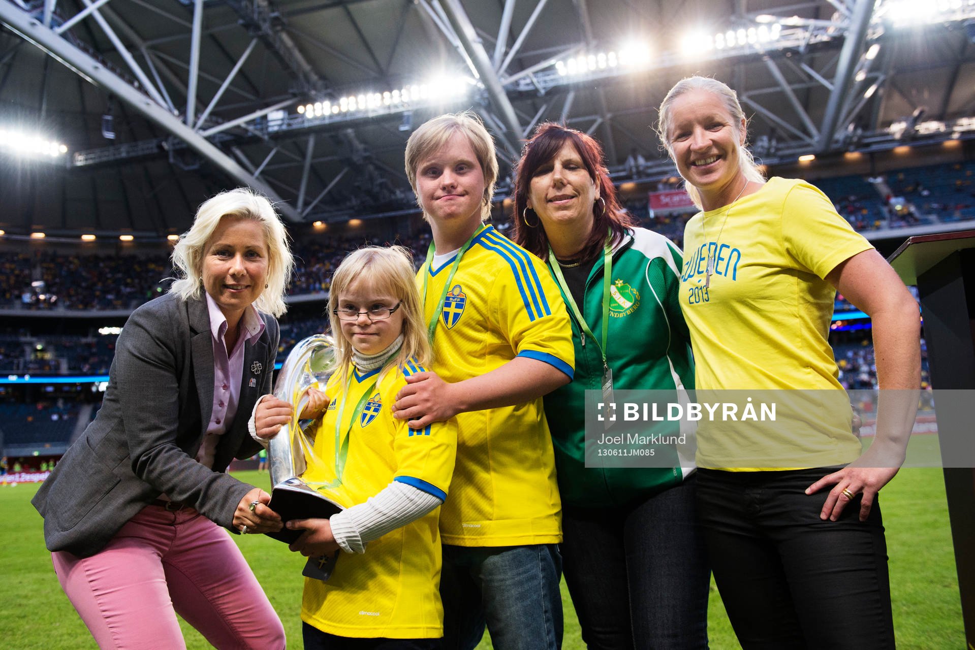 Deltagare i Special Olympics och Victoria Svensson deltar i Trophy Tour i en paus i matchen mellan Sverige och Färöarna i VM-kvalet i fotboll 11 juni 2013 i Stockholm.