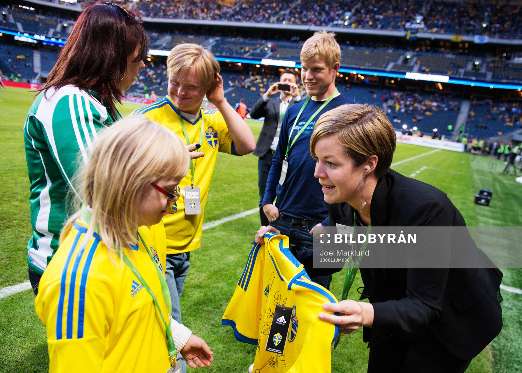 Deltagare i Special Olympics får signerade matchtröjor i