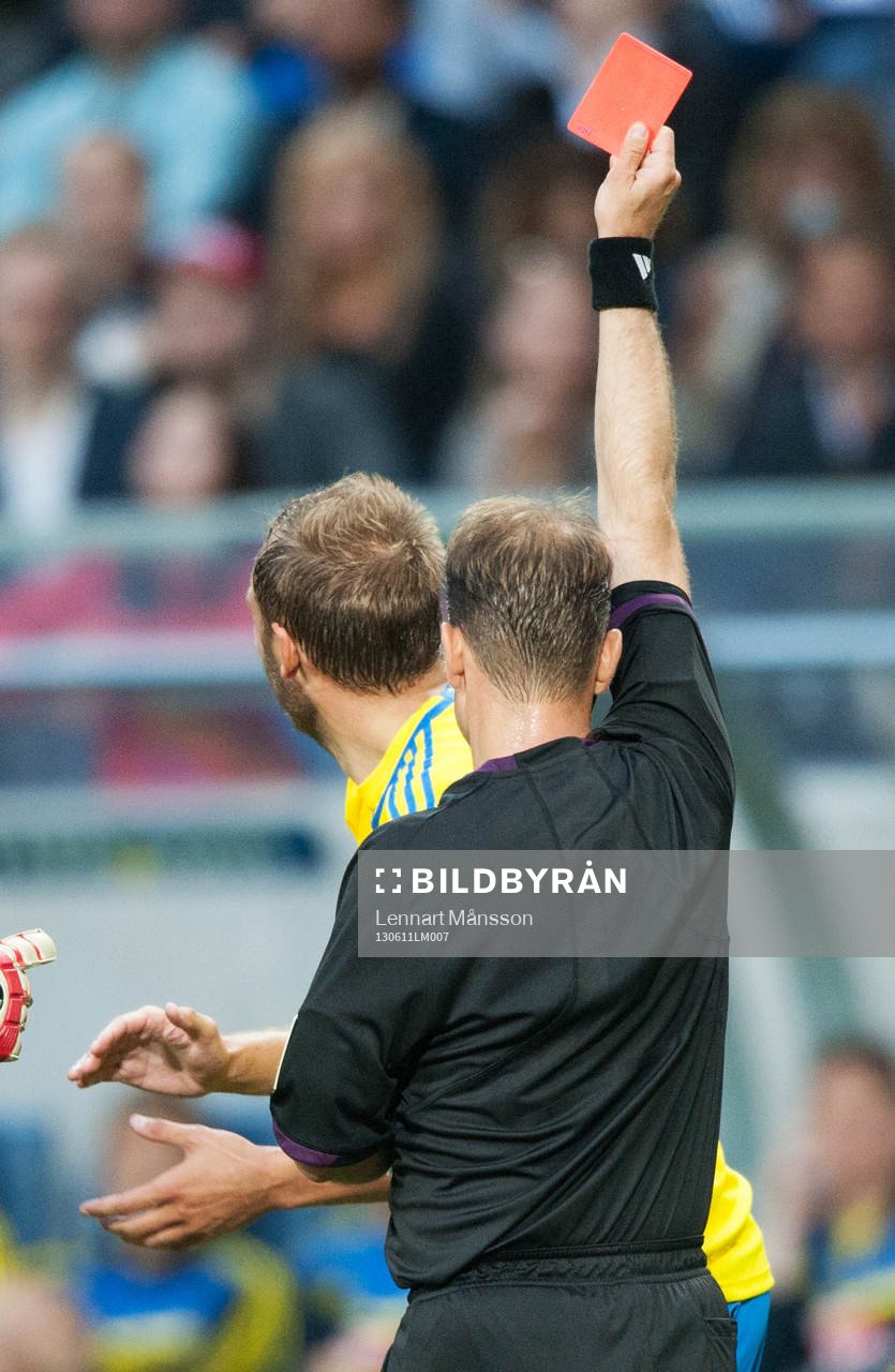 Utvisning, Andreas Granqvist, Sverige. Nikolay Yordanov,