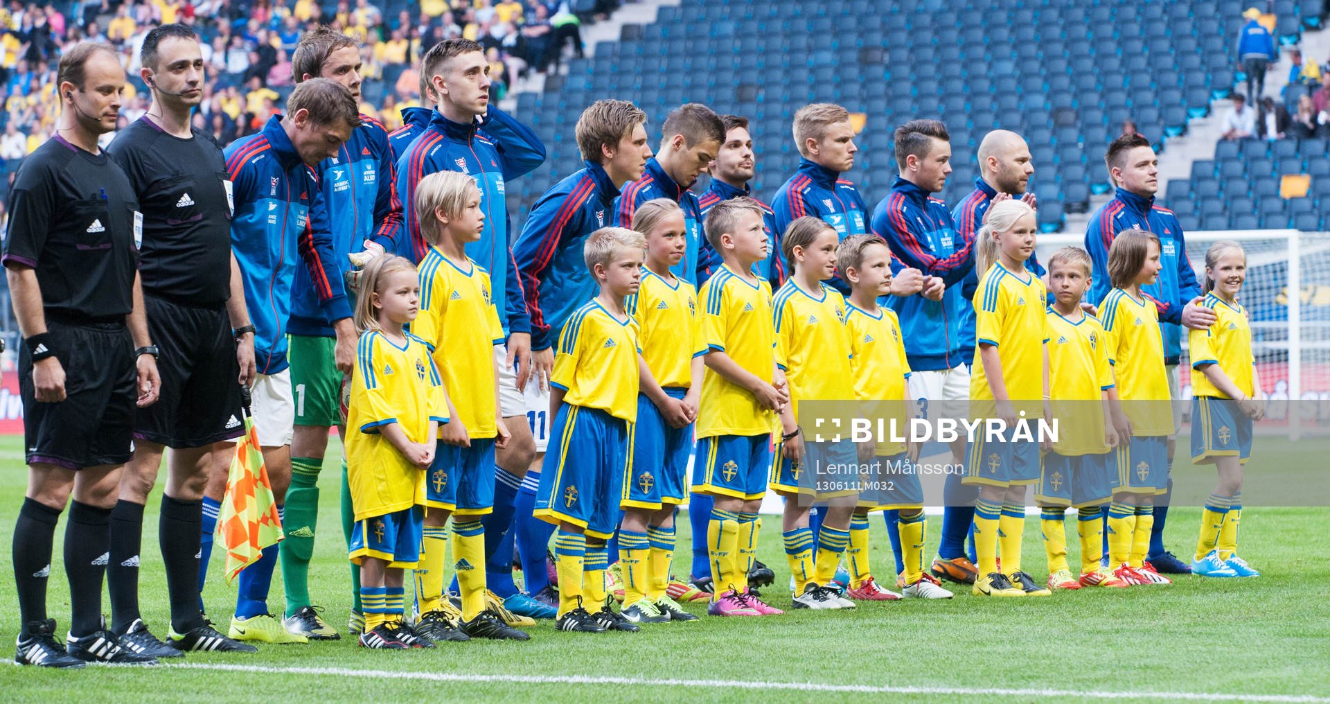 Line up, Färöarna, här med matchmascotar
