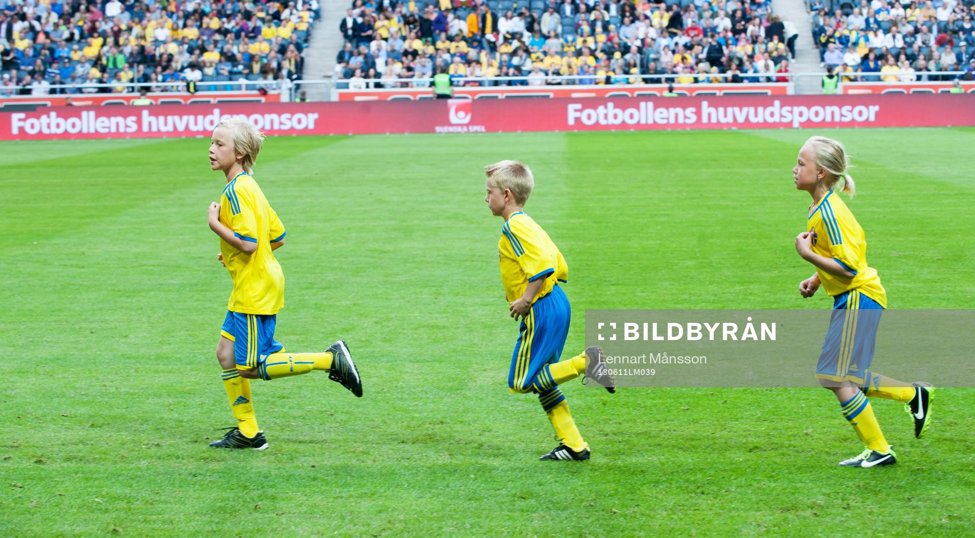 Matchmascotar lämnar planen