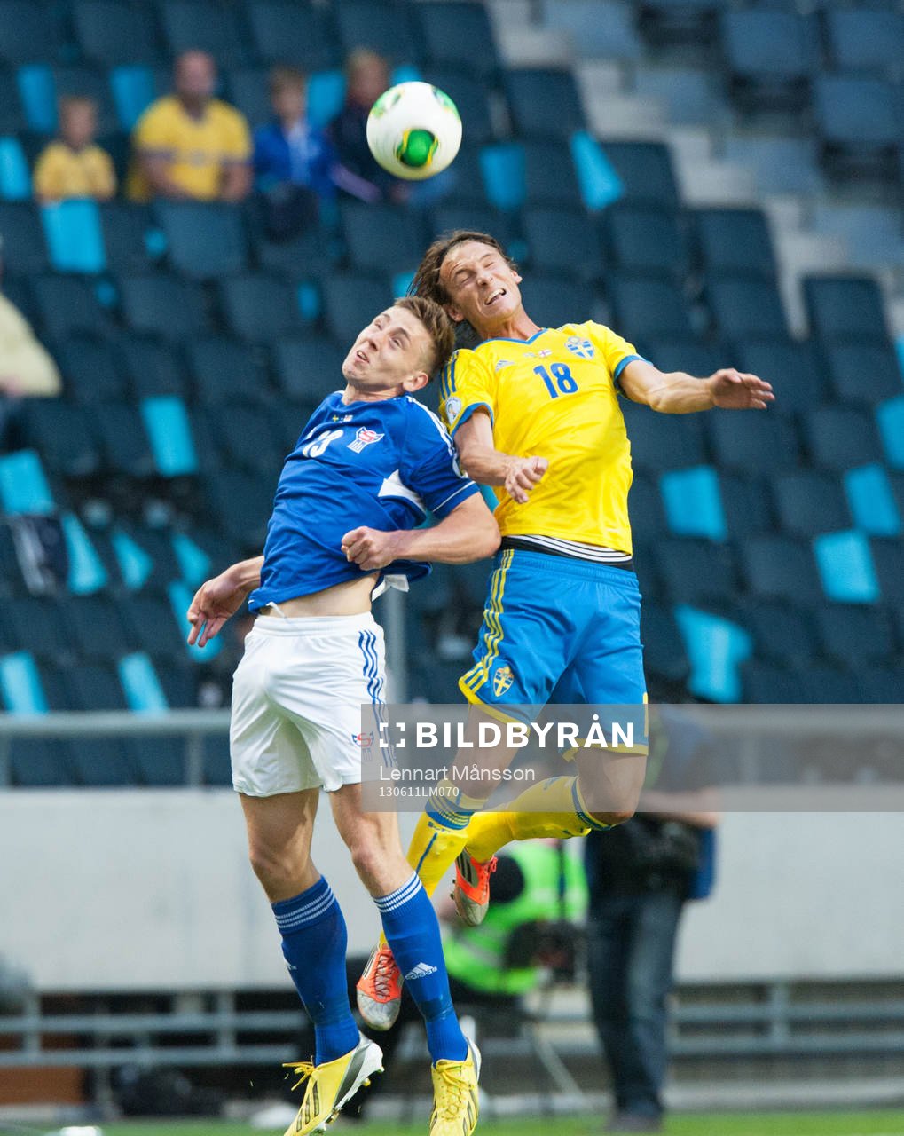 Fotboll, VM-kval, Sverige - Färöarna: Albin Ekdal, Sverige, nickduell mot Pol Johannus Justinussen, Färöarna