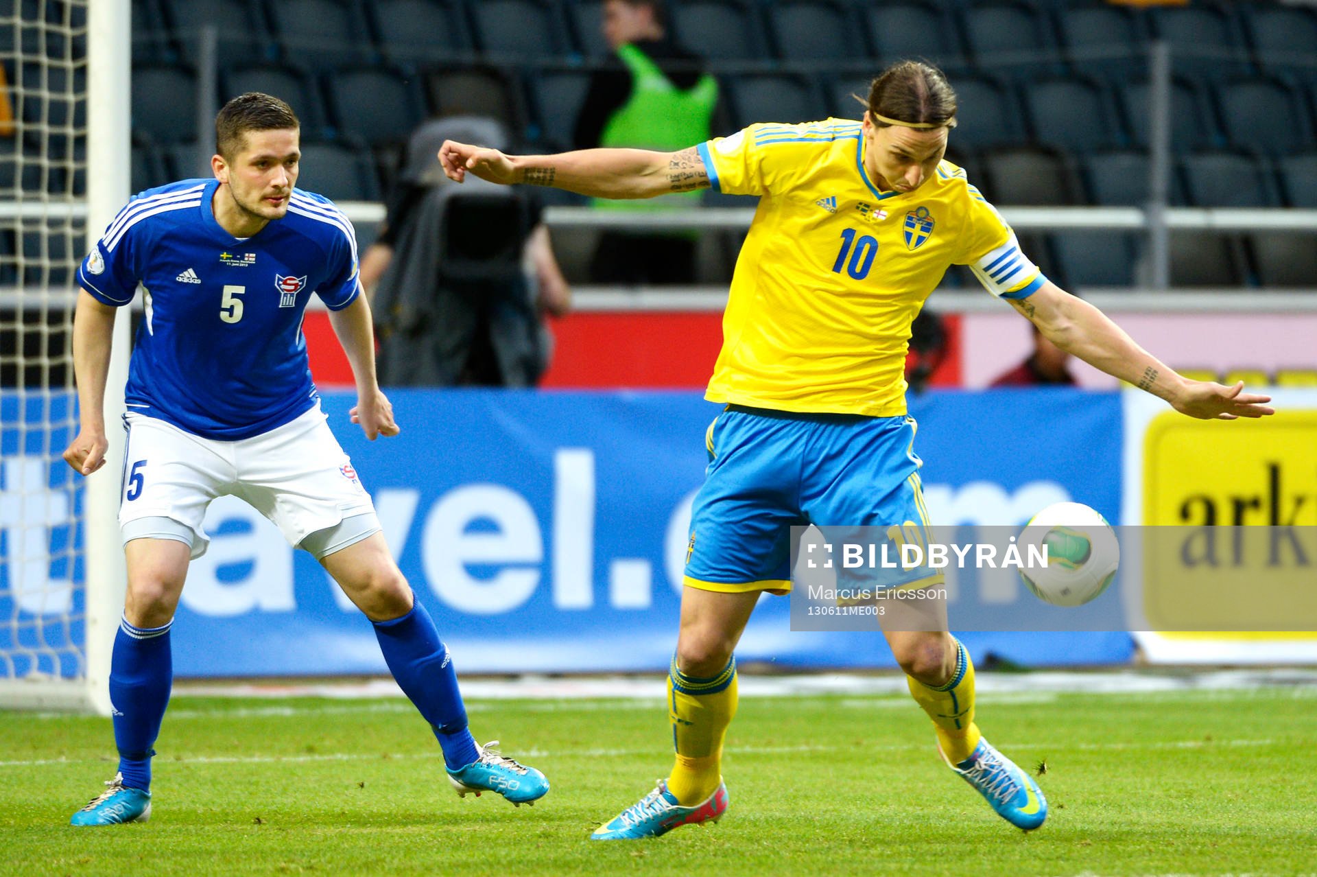 Sveriges Zlatan Ibrahimovic tar emot bollen framför