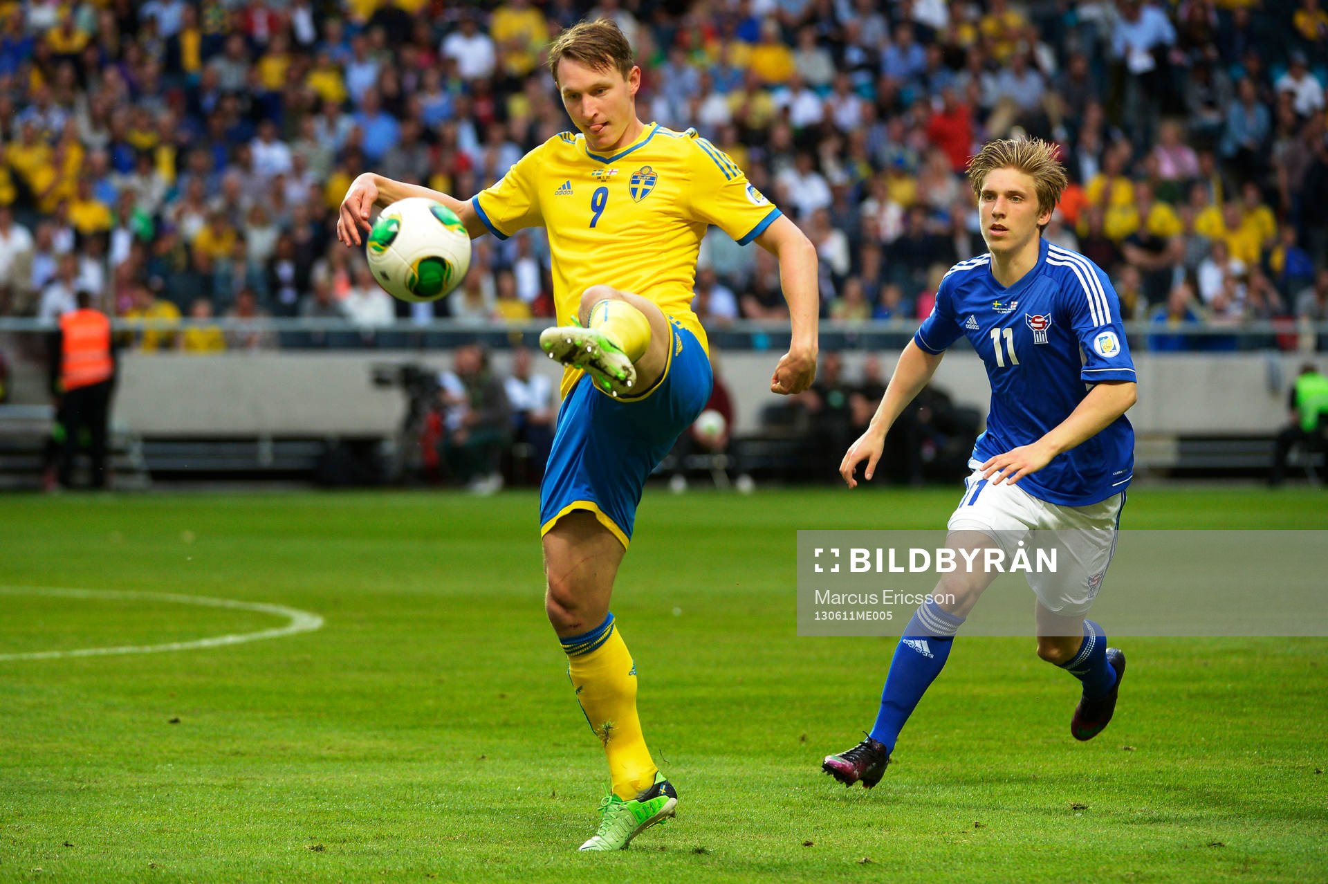 Sveriges Kim Källström tar ner bollen i matchen mellan