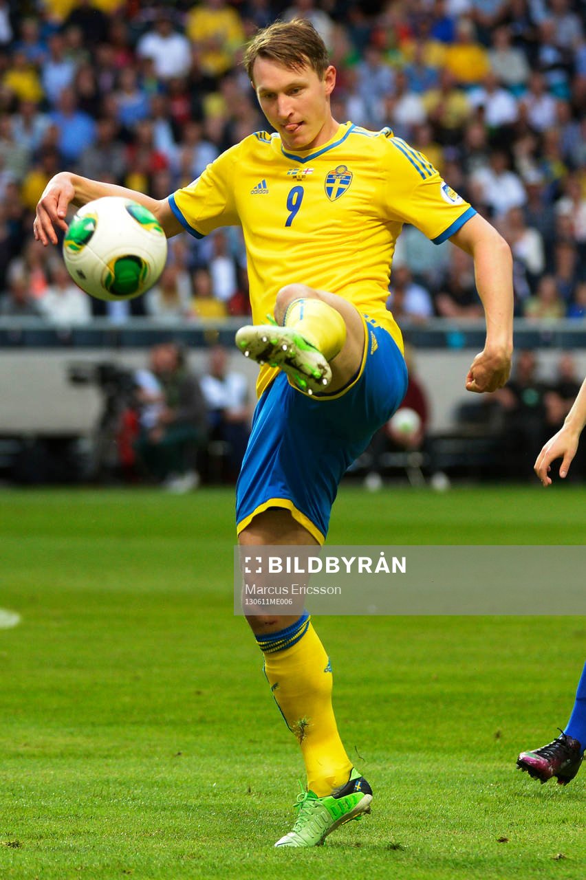 Sveriges Kim Källström tar ner bollen i matchen mellan