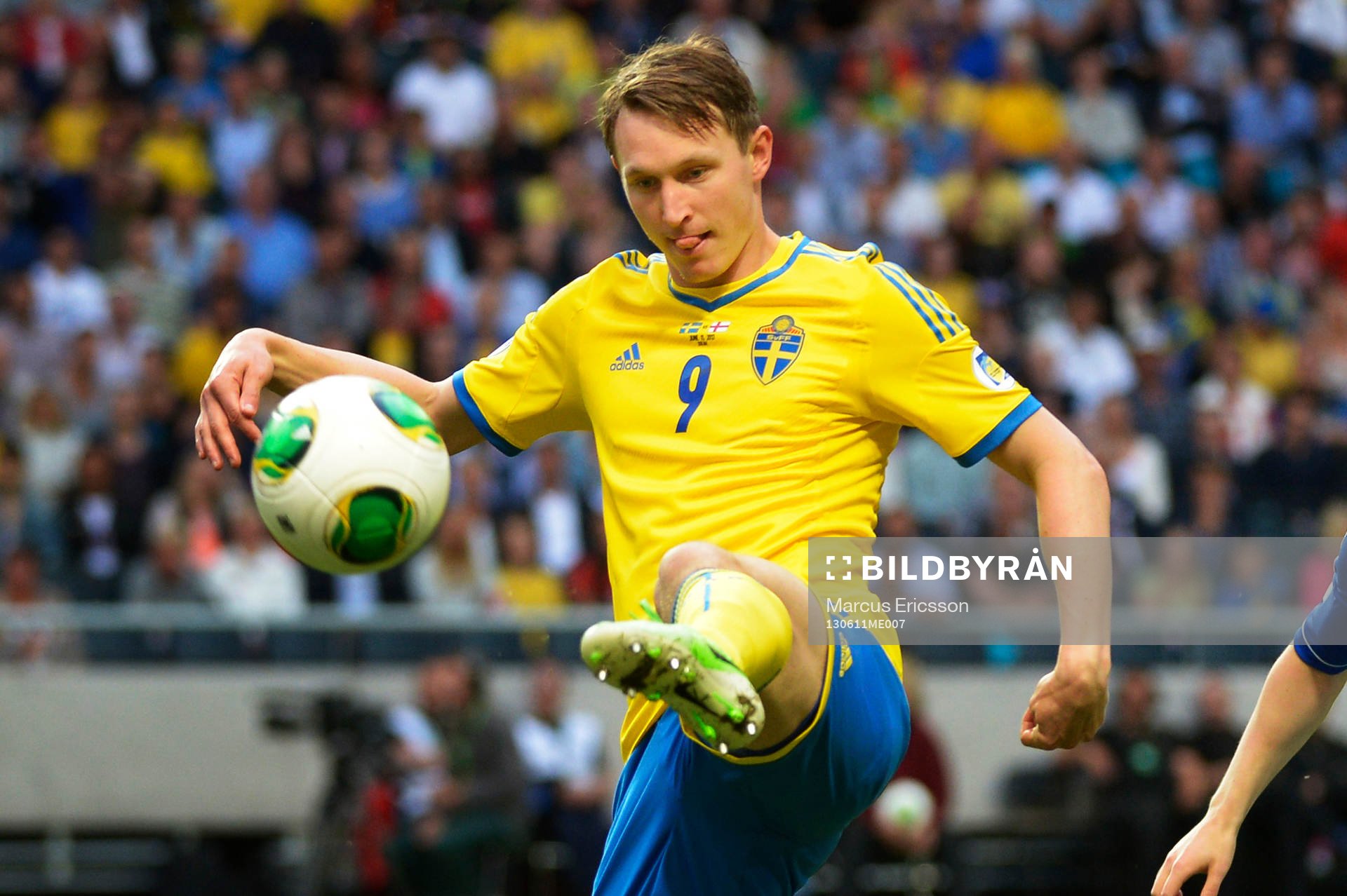 Sveriges Kim Källström tar ner bollen i matchen mellan