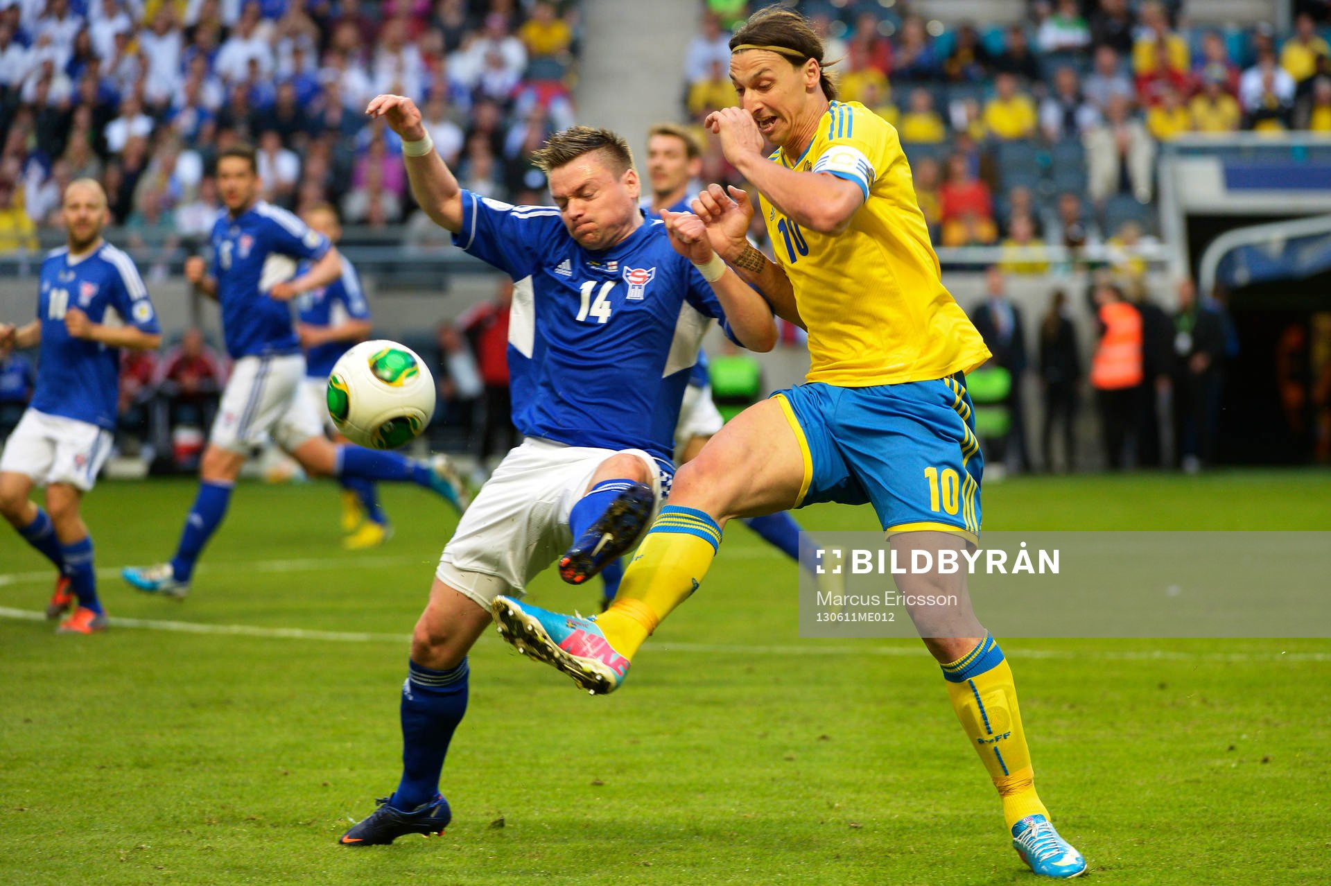 Sveriges Zlatan Ibrahimovic i kamp om bollen med