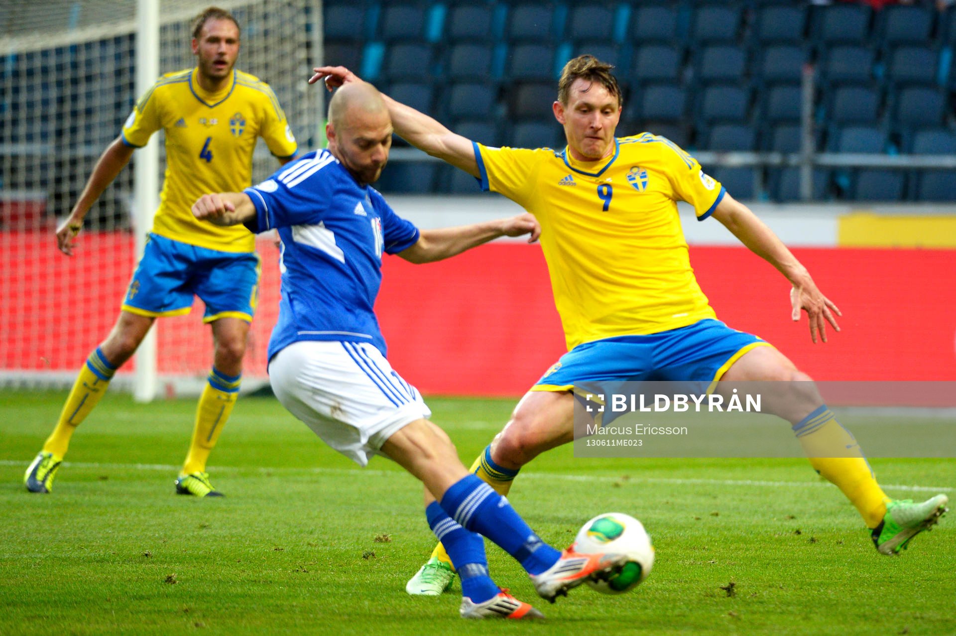 Sveriges Kim Källström i kamp om bollen i matchen mellan