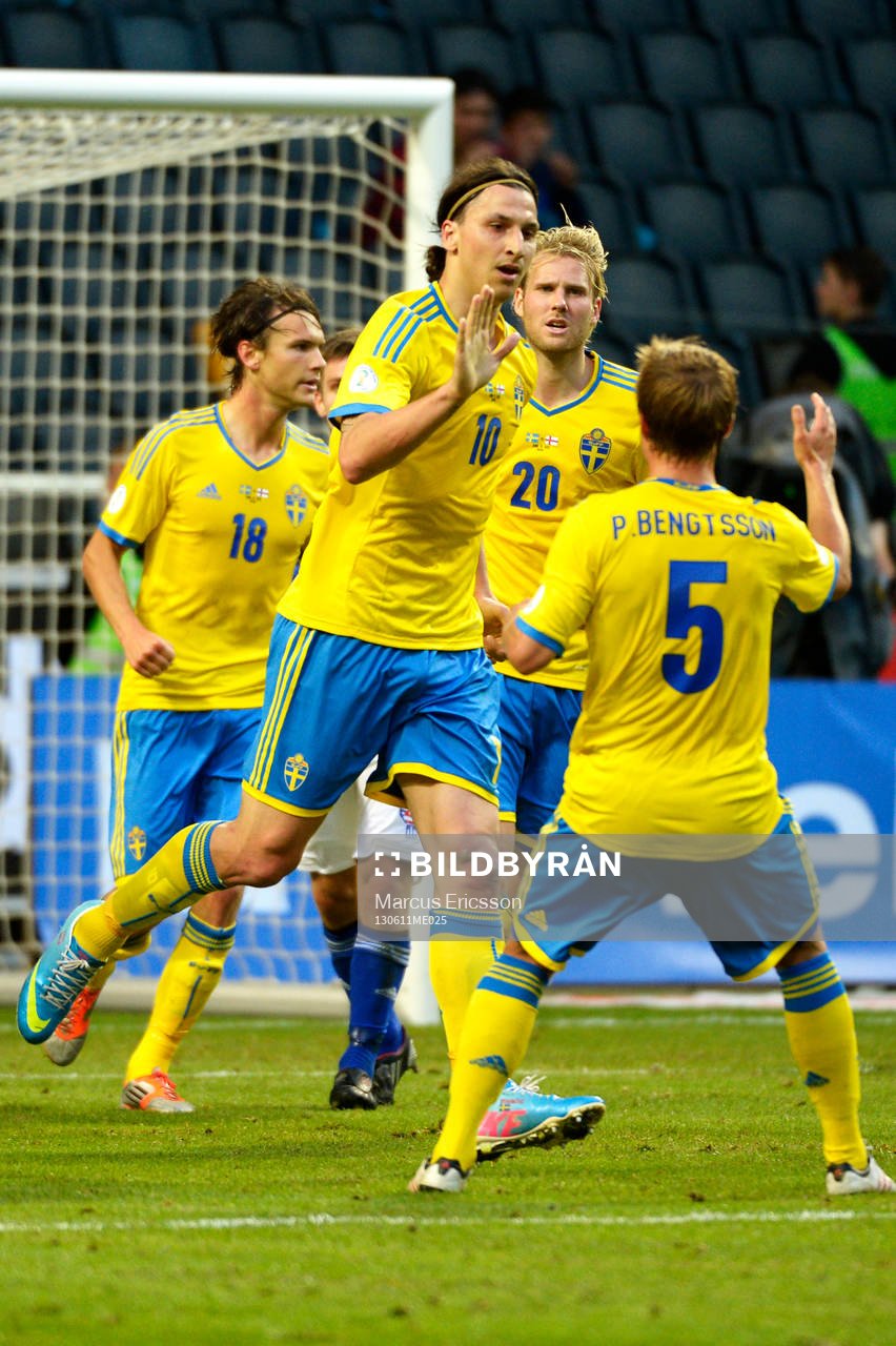 Sveriges Zlatan Ibrahimovic jublar med Pierre Bengtsson,