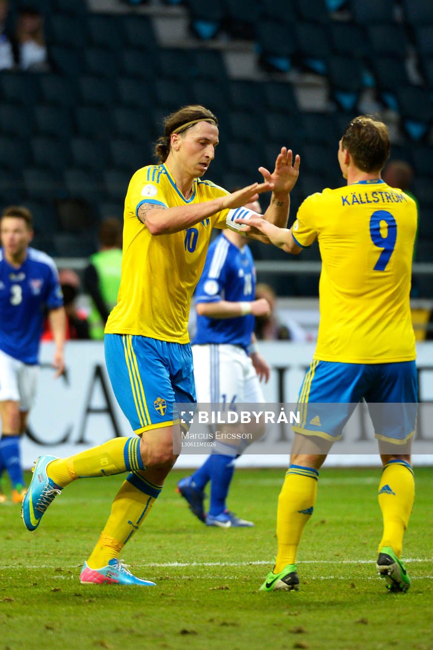 Sveriges Zlatan Ibrahimovic jublar med Kim Källström