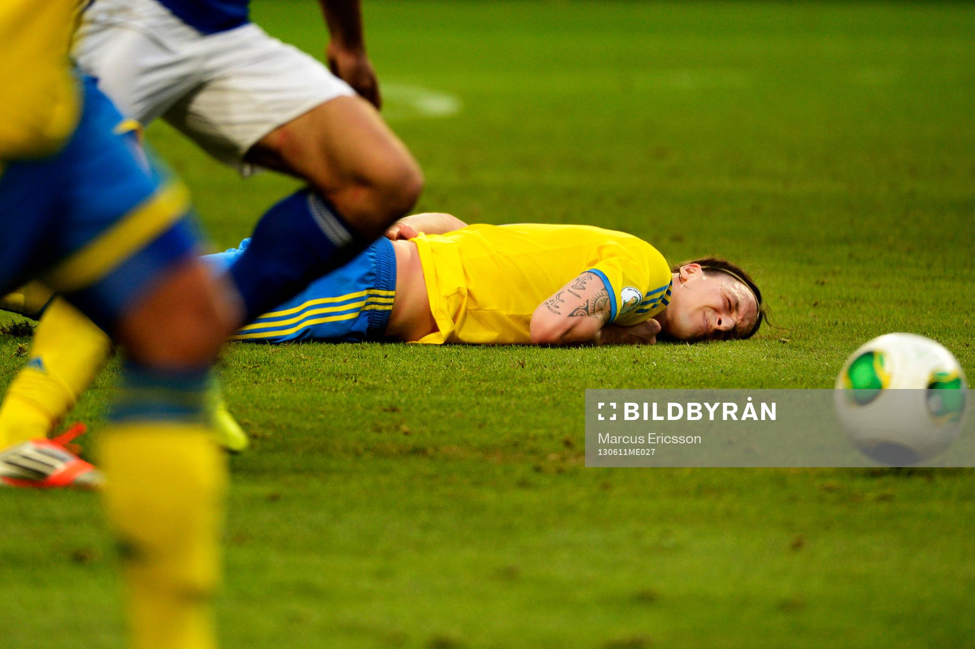 Sveriges Zlatan Ibrahimovic grimaserar liggande på planen