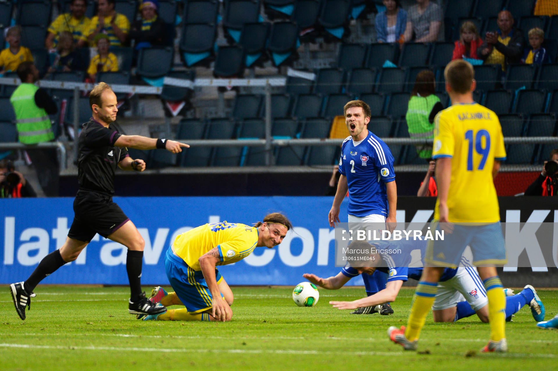 Sveriges Zlatan Ibrahimovic blir tilldöms straff i matchen