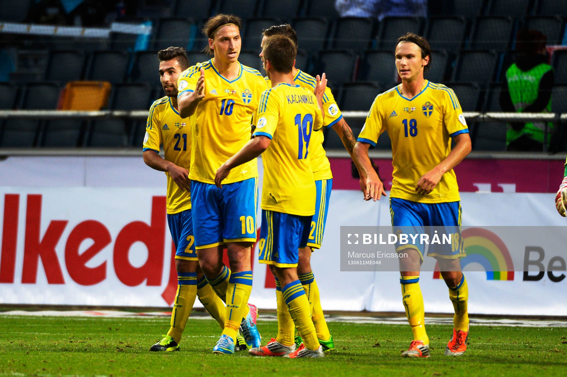 Sveriges Zlatan Ibrahimovic firar med Alexander Kacaniklic