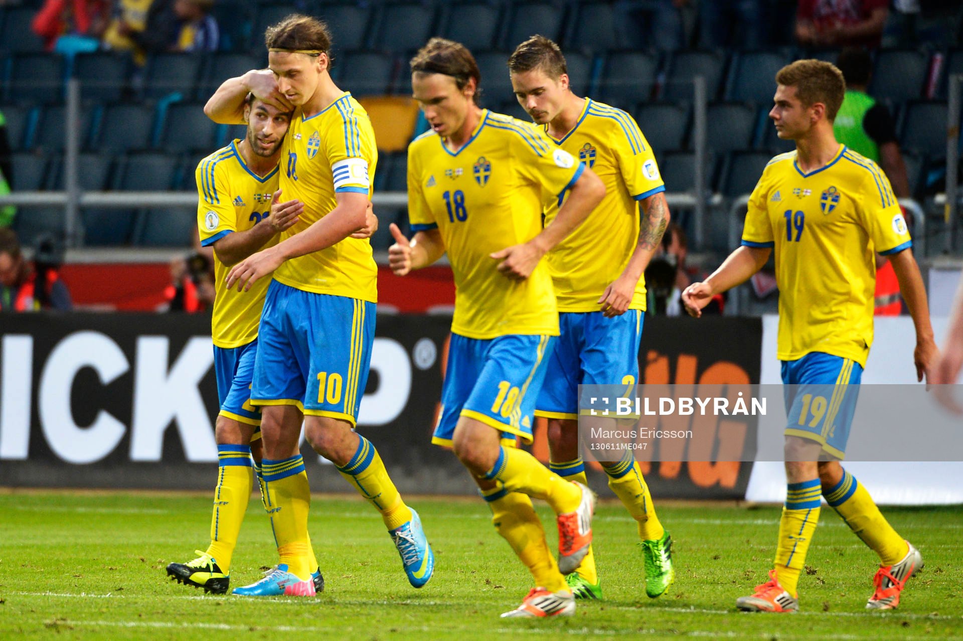 Sveriges Zlatan Ibrahimovic firar med Jimmy Durmaz
