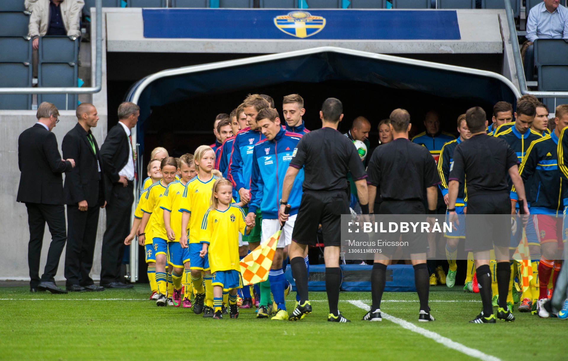 Inmarch med knattar i matchen mellan Sverige och Färöarna