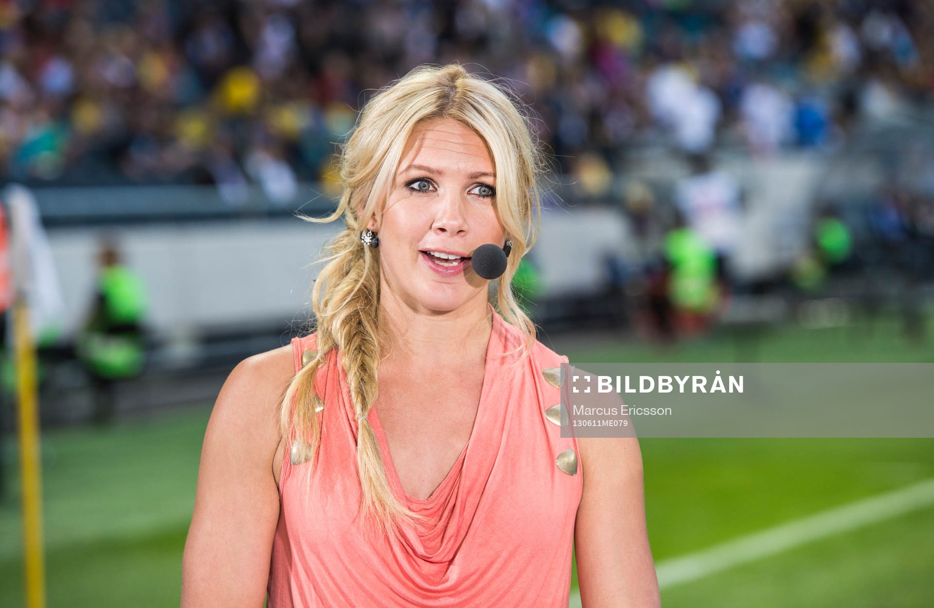 Anna Brolin i TV4 Sport studion innan matchen mellan