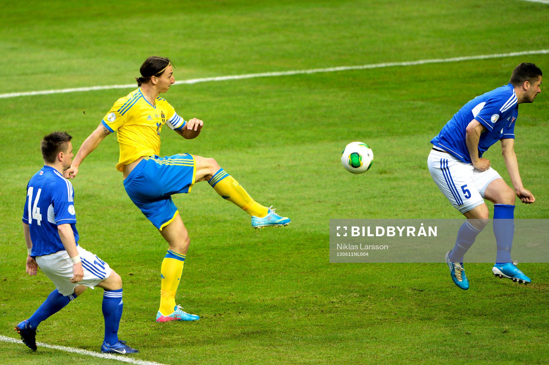Zlatan Ibrahimovic, Sverige skjuter mot Atli Gregersen,