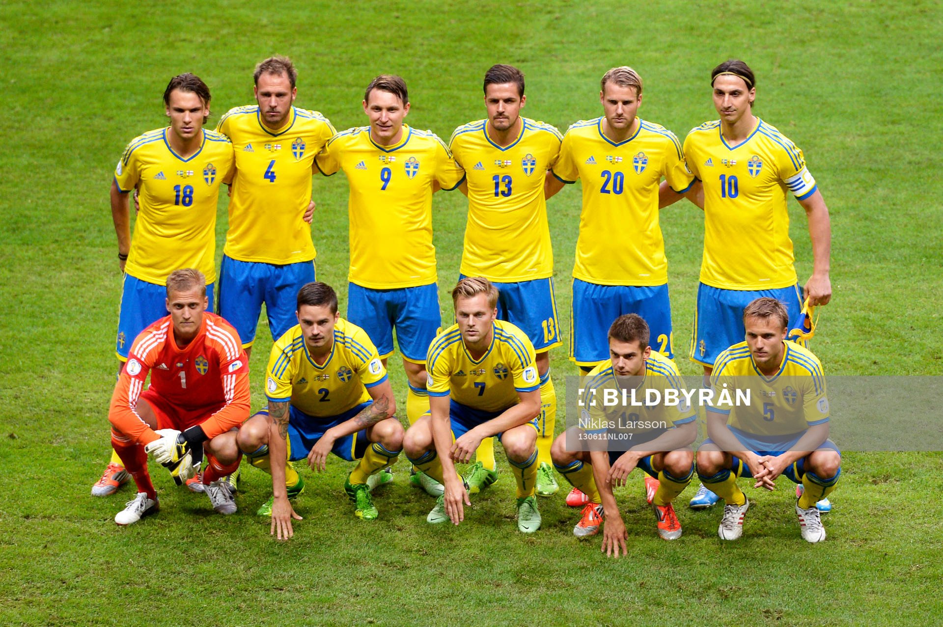Sveriges laguppställning innan match. Övre raden från