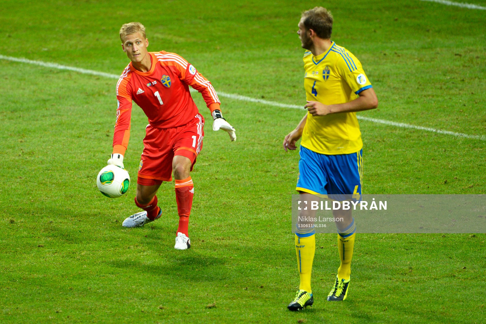 Pär Hansson, målvakt, Sverige rullar ut bollen till