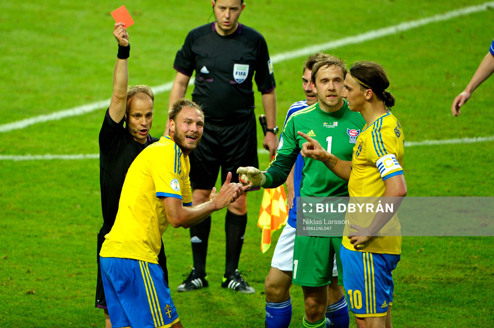 Andreas Granqvist, Sverige får rött kort av domaren.