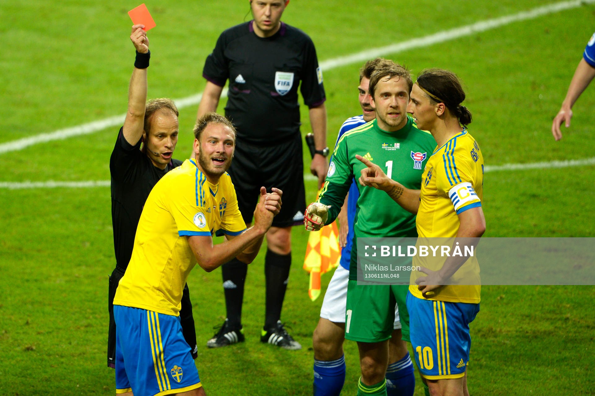 Andreas Granqvist, Sverige, gestikulerar när han får