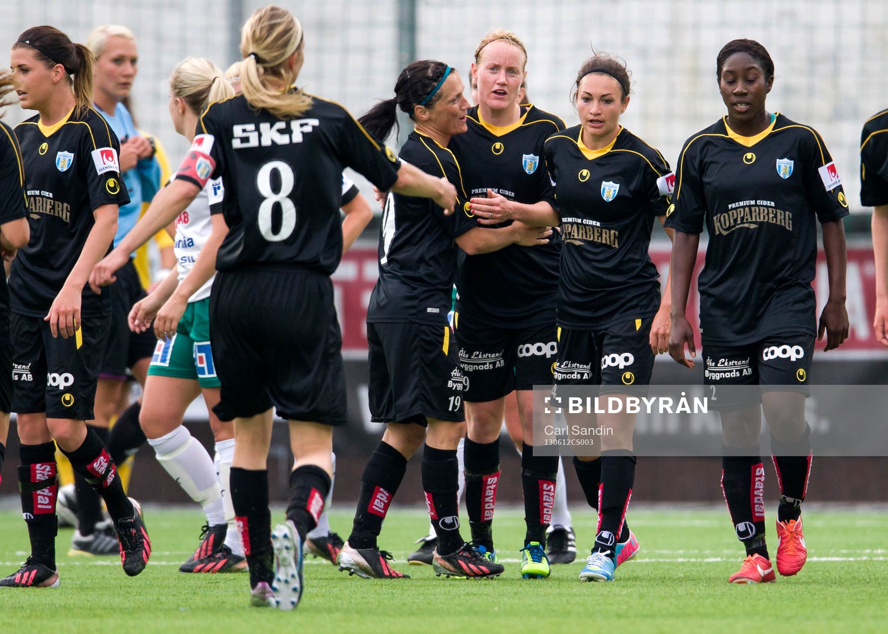 Kopparbergs Göteborg firar 1-0 genom Marie Hammarström