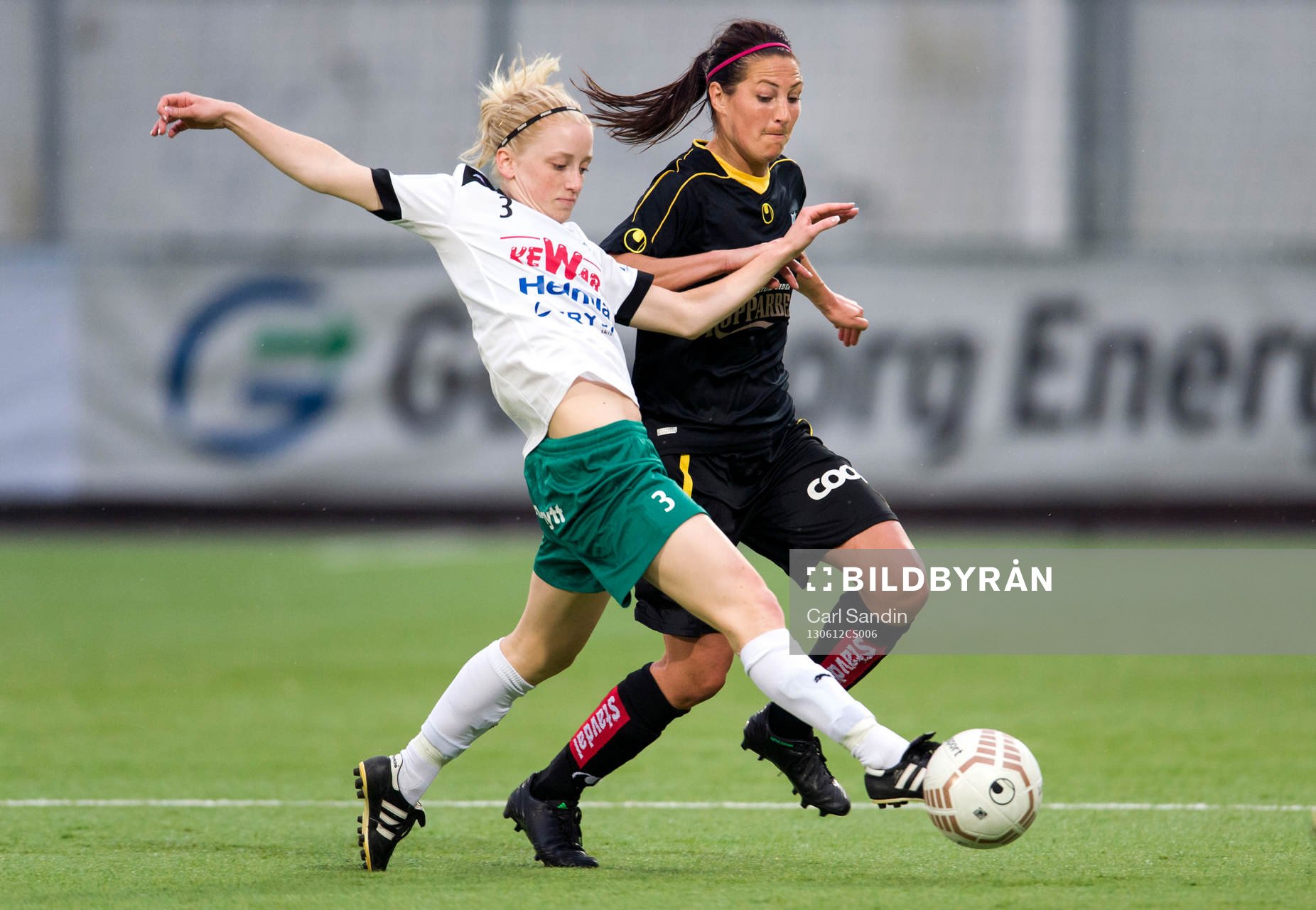 Fotboll, Damallsvenskan, Kopparbergs Göteborg - Mallbacken: Närkamp mellan Erika Stolpe, Mallbacken, och Anna Ahlstrand, Kopparbergs Göteborg.