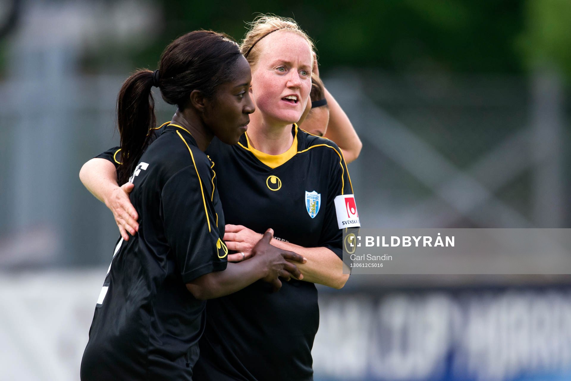 Marie Hammarström gratulerar Anita Asante, Kopparbergs