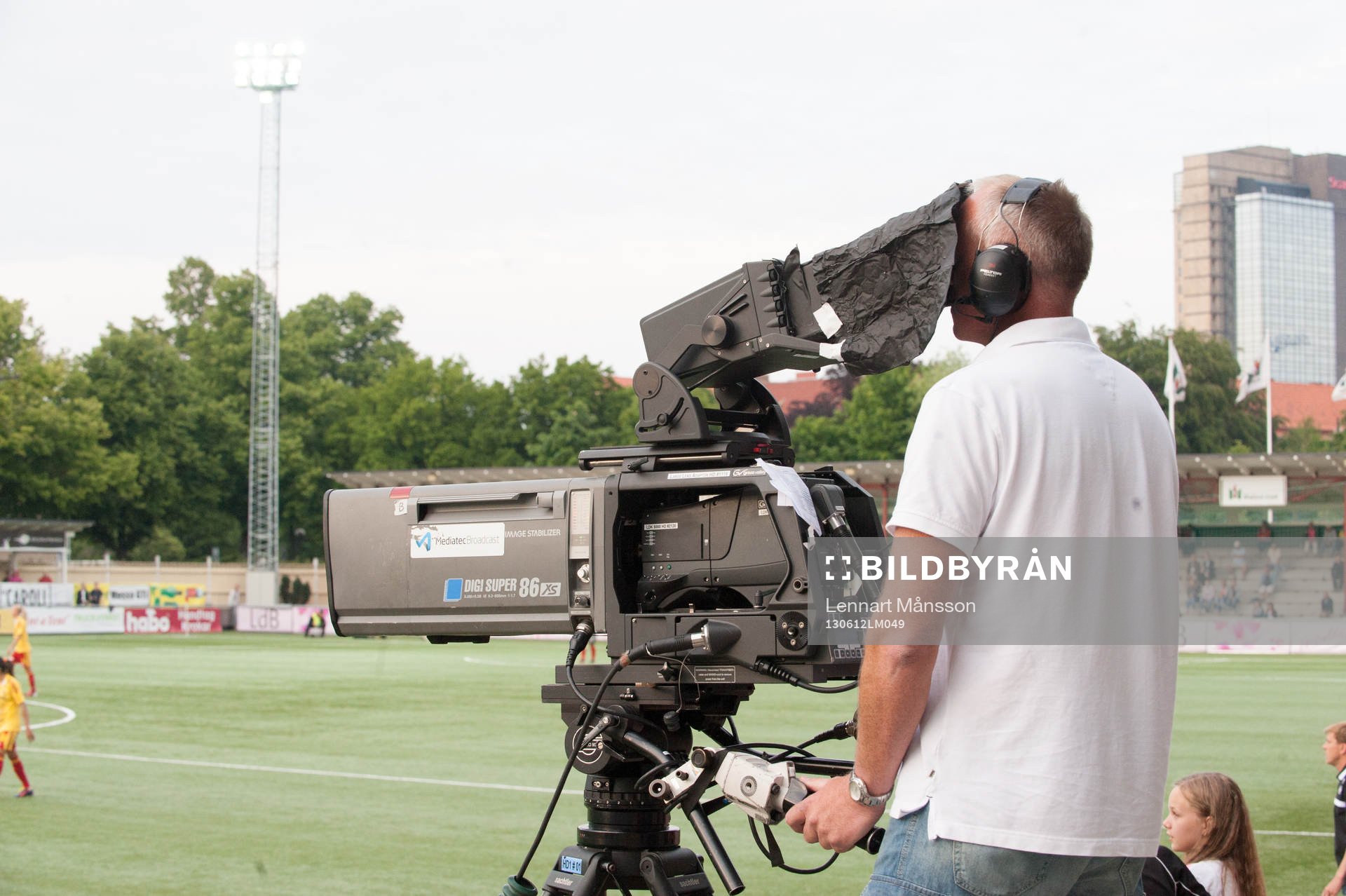 Fotboll, damallsvenskan, Ldb Malmö - Tyresö: TV-kameraman, kameraman, TV-kamera, Malmö gamla idrottsplats