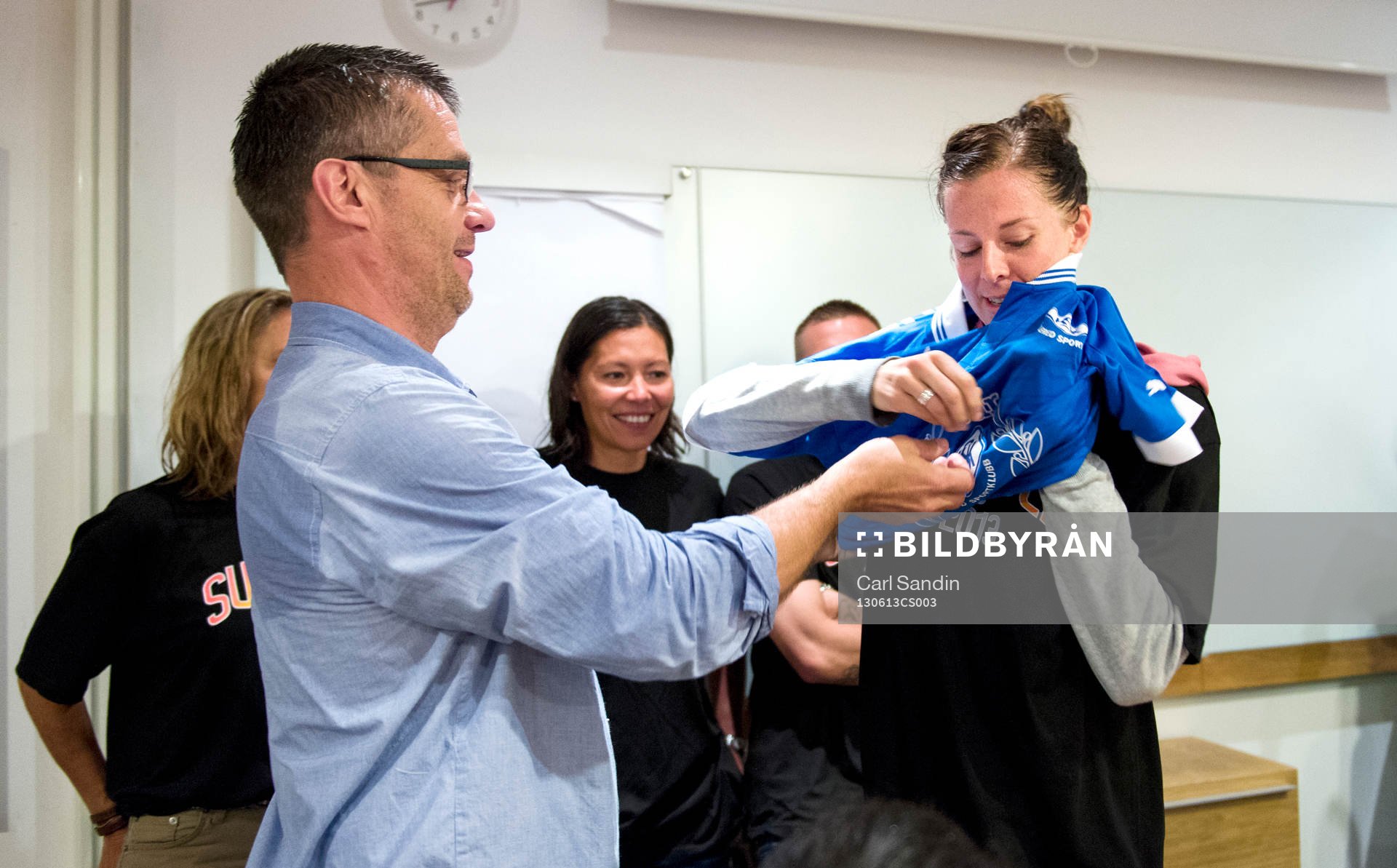 Lotta Schelin får en tröja från Kållred SK