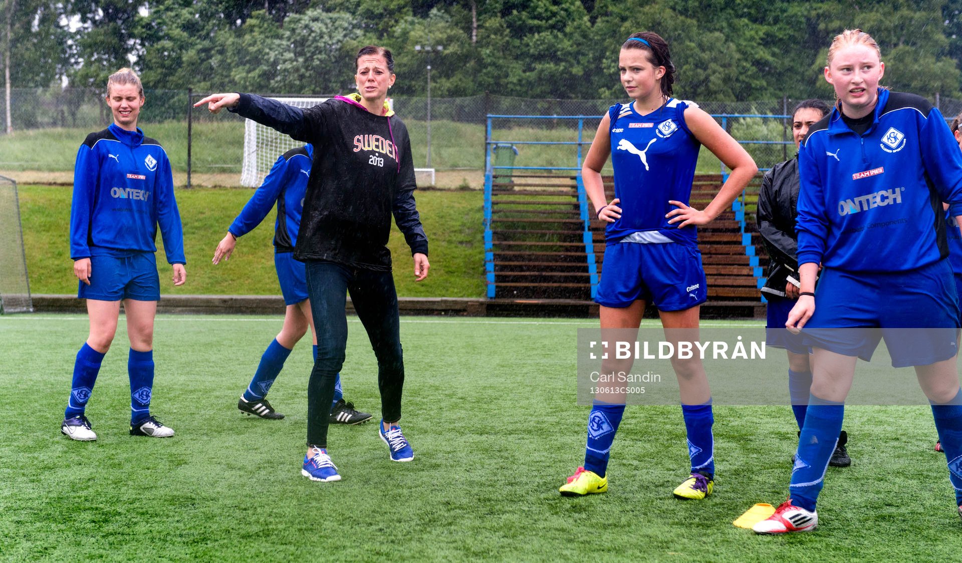 Lotta Schelin gestikulerar