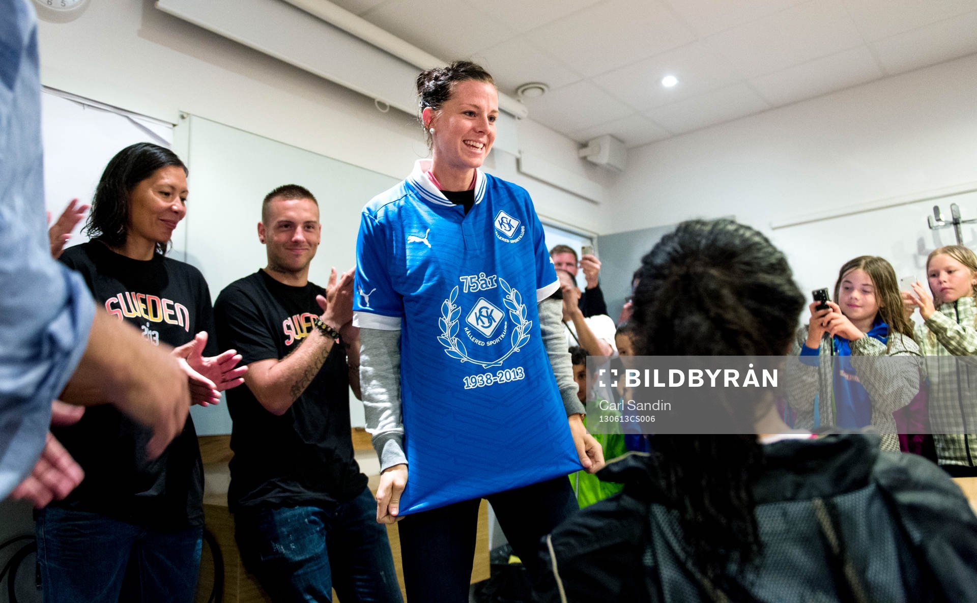 Lotta Schelin får en tröja från Kållered SK