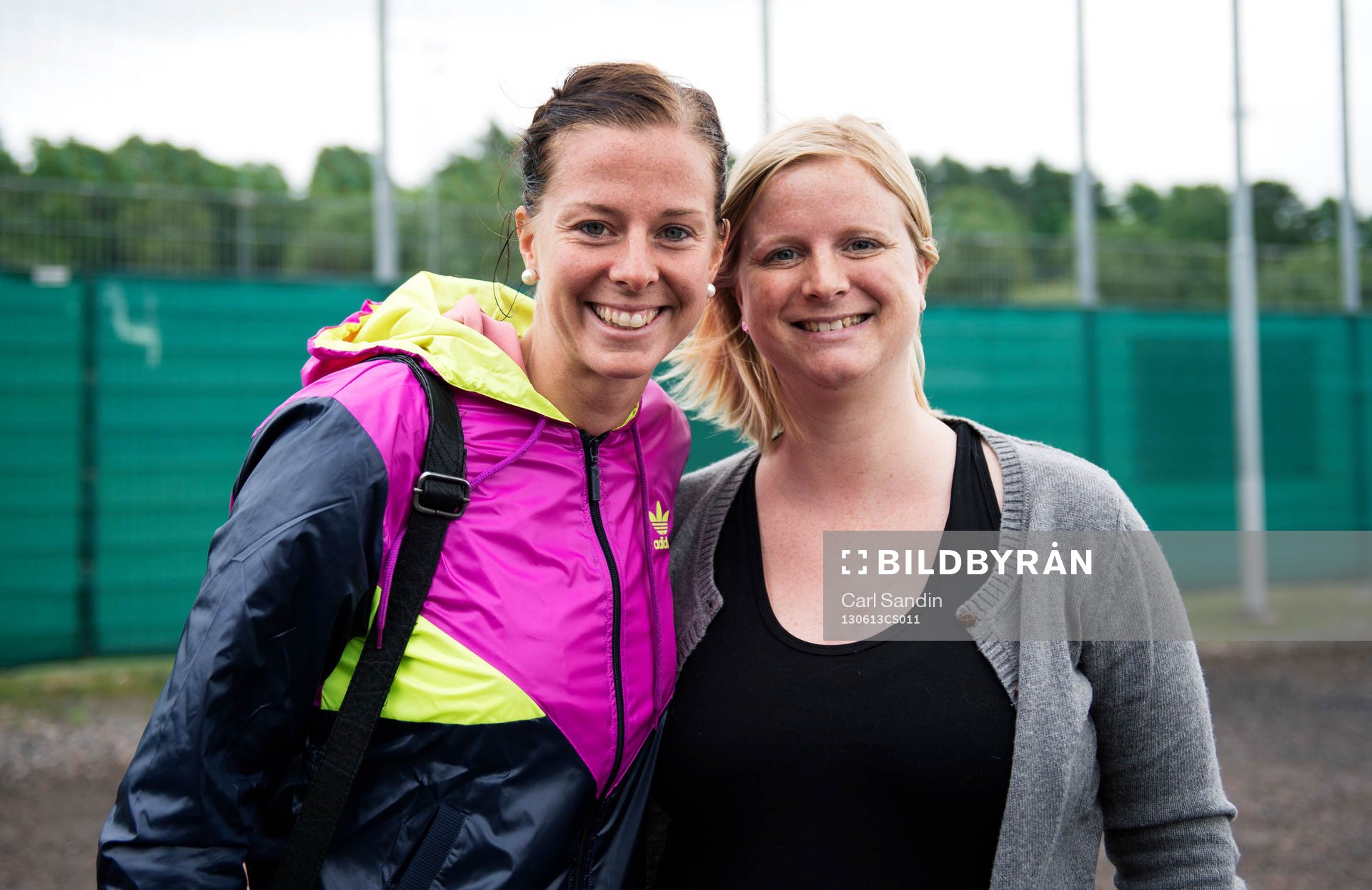 Fotboll, Lotta Schelin besöker Kållered SK: Lotta Schelin tillsammans med sin syster Camilla Schelin.