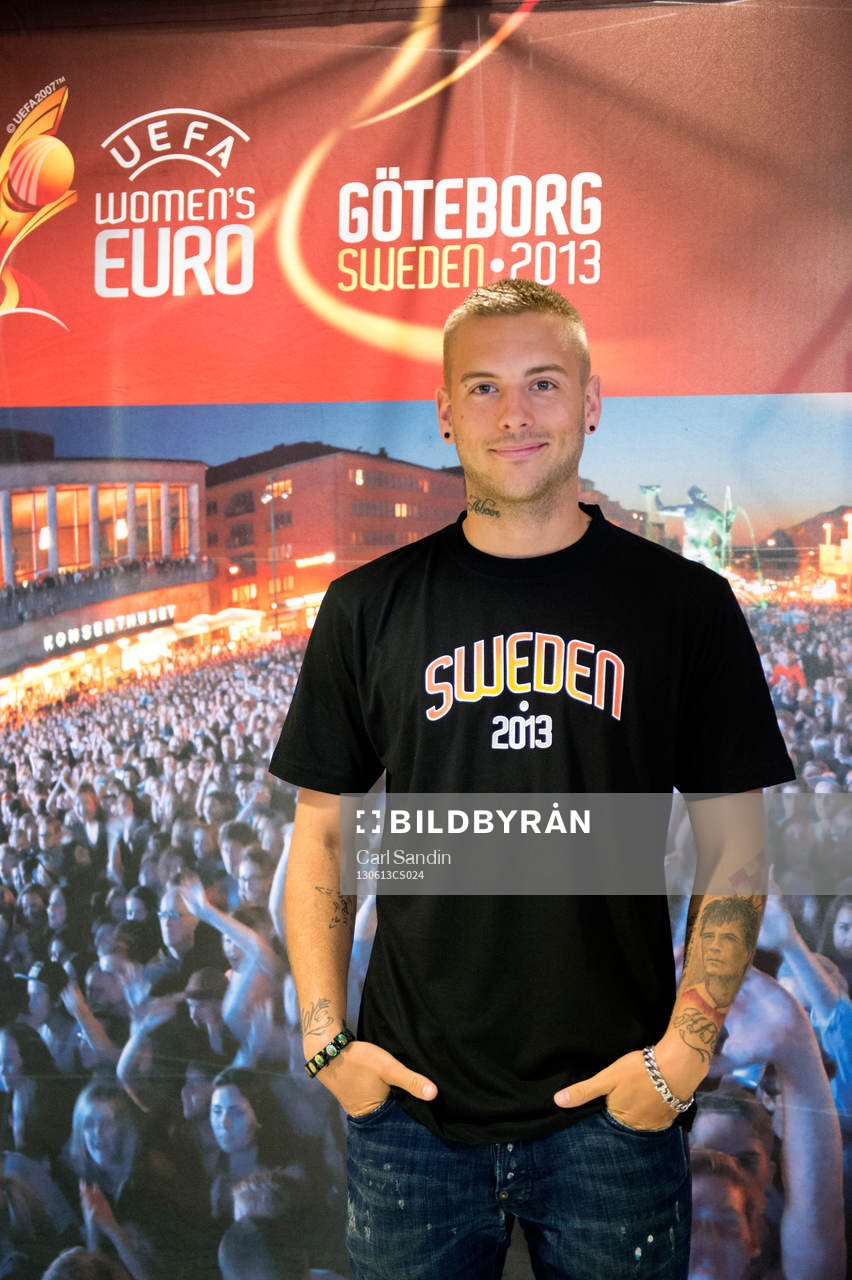 Fotboll, Lotta Schelin besöker Kållered SK: Anton Hysén, ambassadör för Dam-EM.