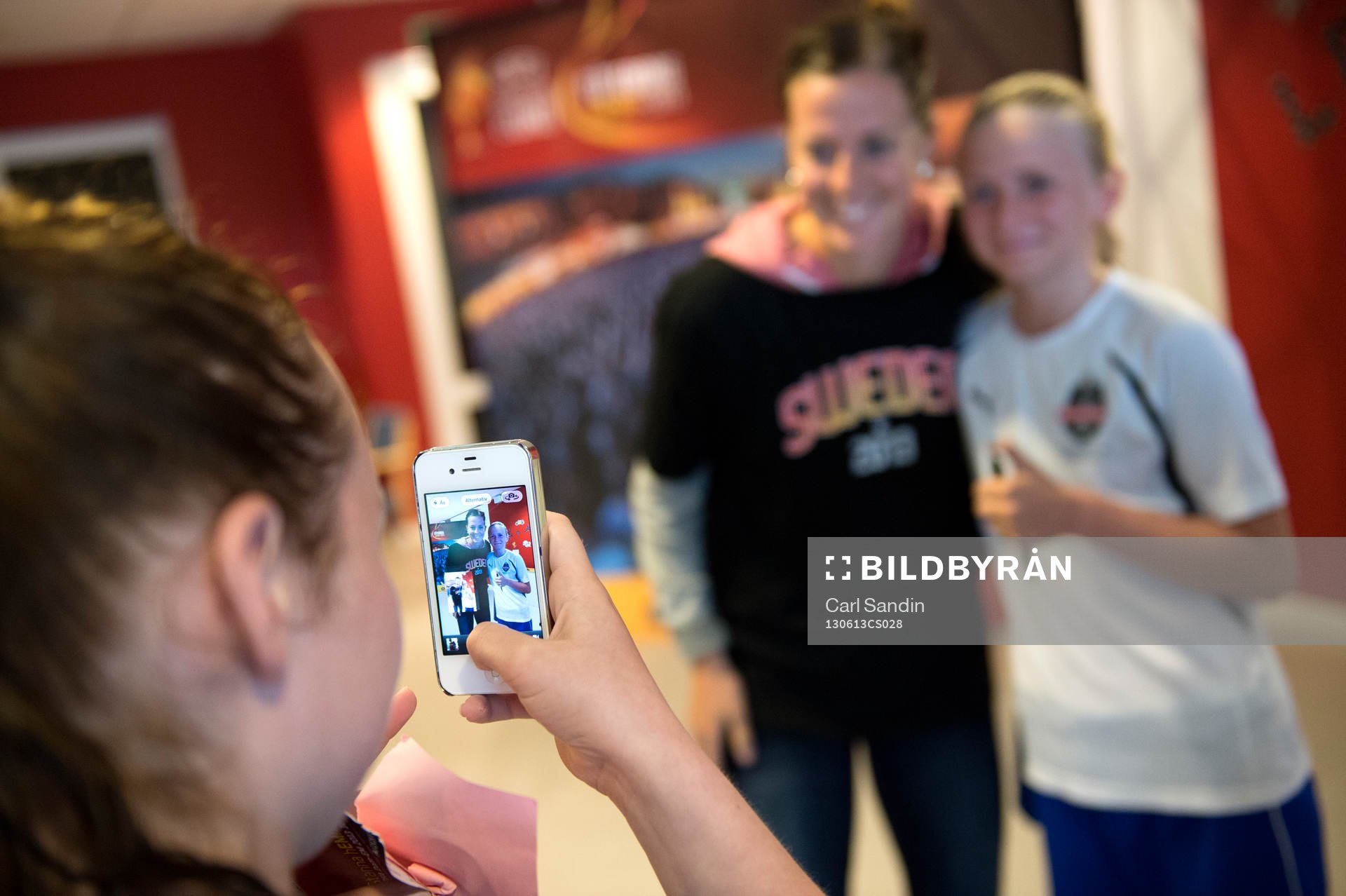 Lotta Schelin blir fotograferad med en av tjejerna