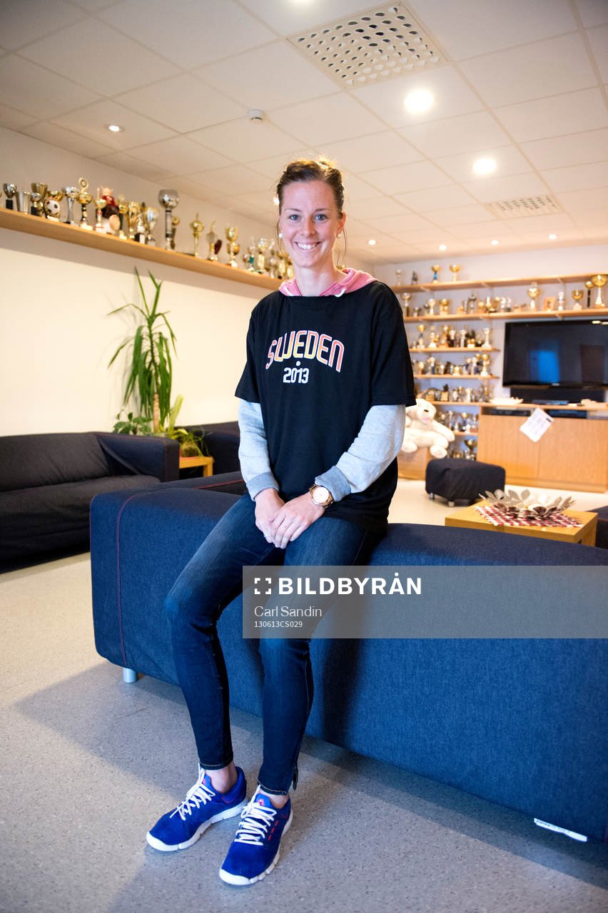 Fotboll, Lotta Schelin besöker Kållered SK: Lotta Schelin i Kållered SKs troférum.